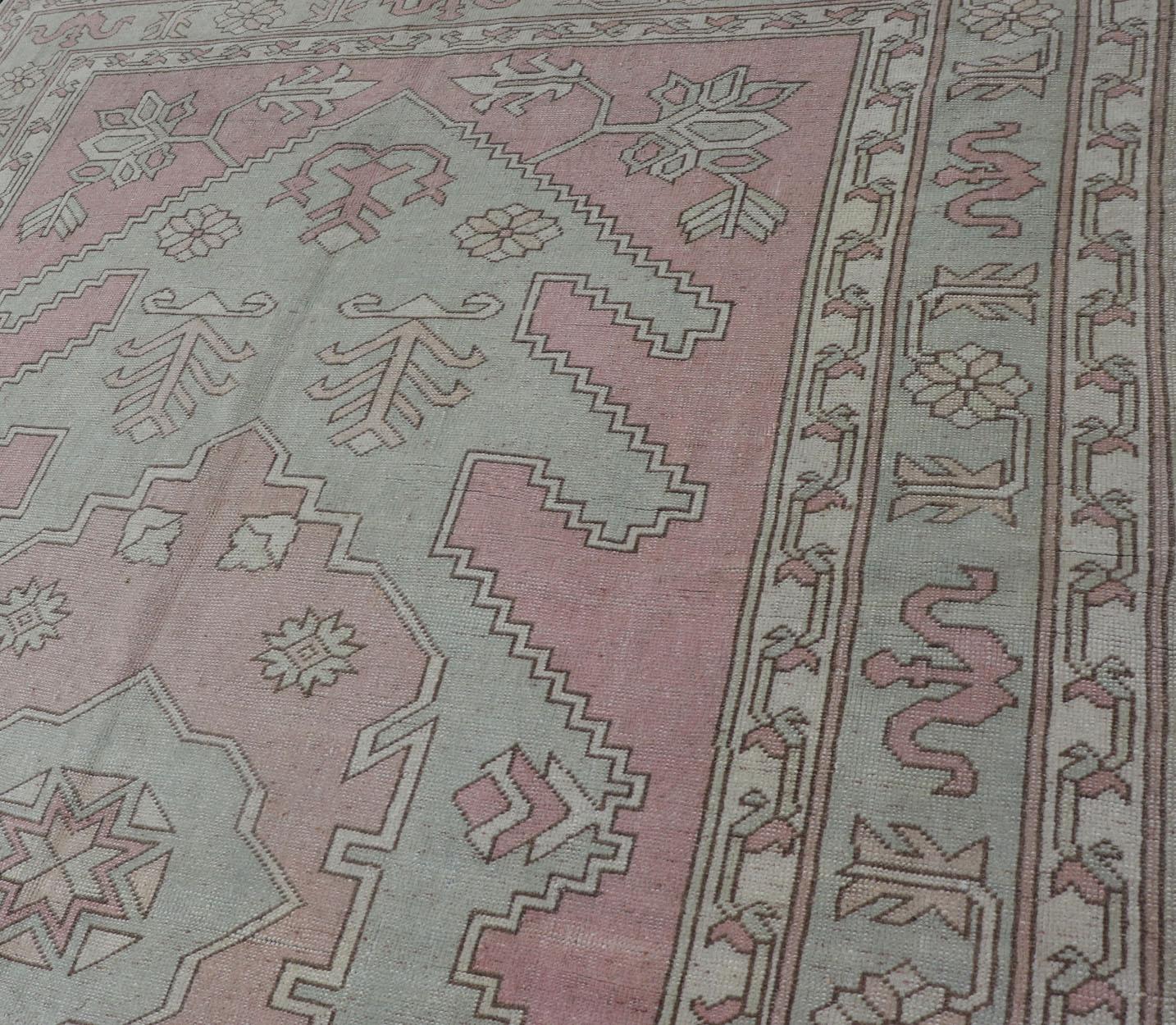 Türkischer Oushak-Teppich in zartem Rosa und Sage Grün mit geometrischem Muster 6'6 x 9'9 im Angebot 3