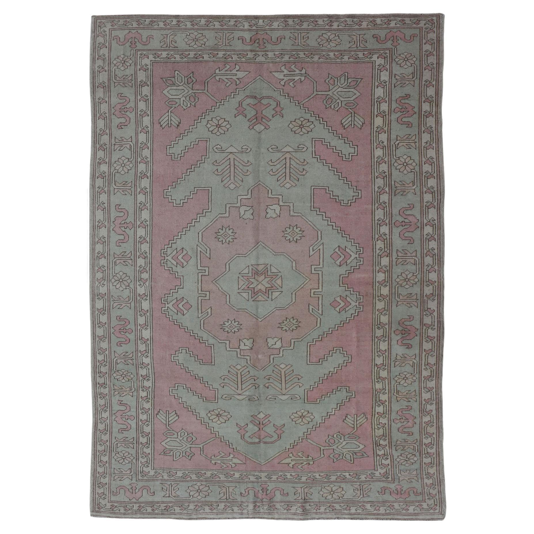 Türkischer Oushak-Teppich in zartem Rosa und Sage Grün mit geometrischem Muster 6
6 x 9
9