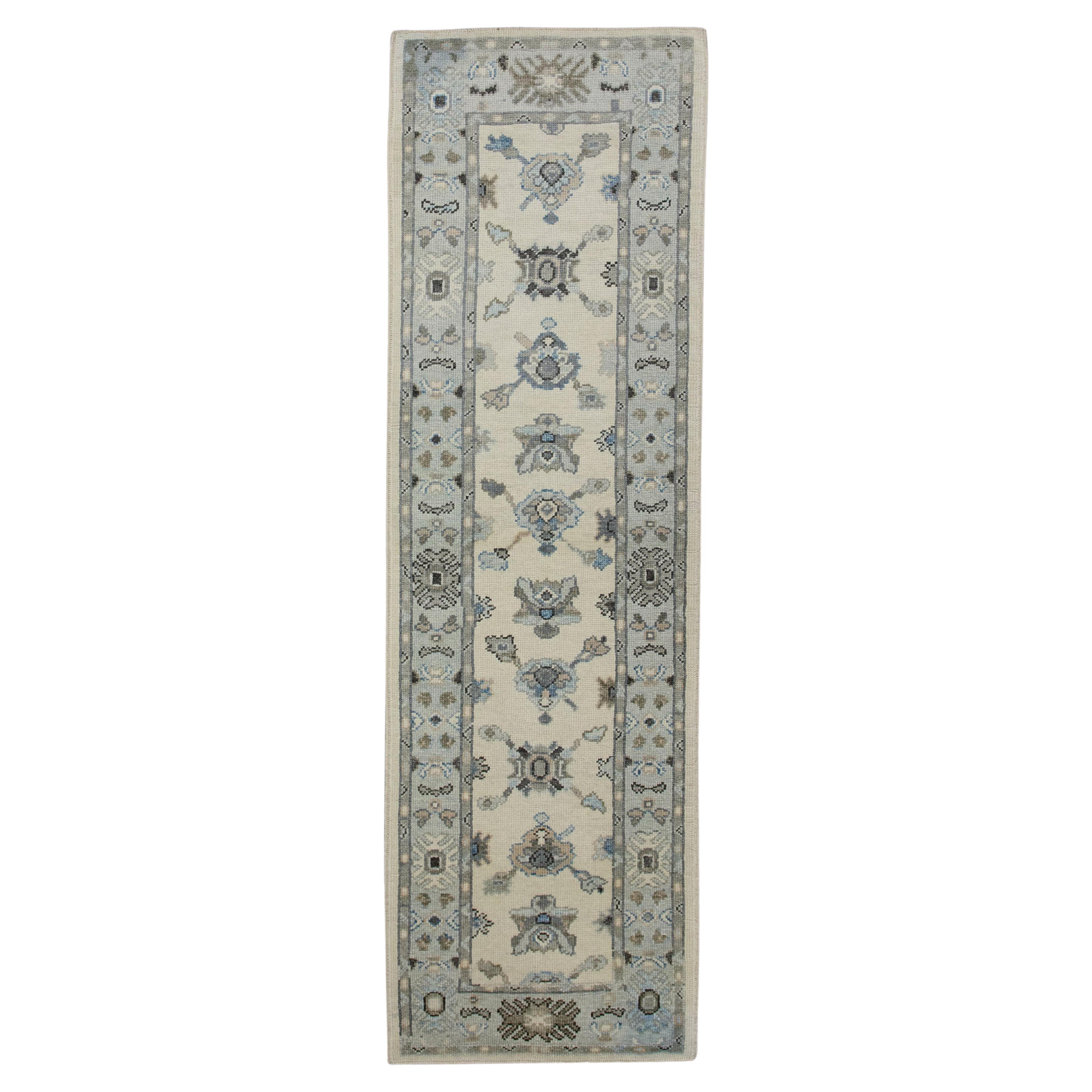 Tappeto turco Oushak Avorio e blu Tessuto a mano in lana 2'7" x 8'5" in vendita