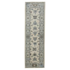 Tappeto turco Oushak Avorio e blu Tessuto a mano in lana 2'7" x 8'5"