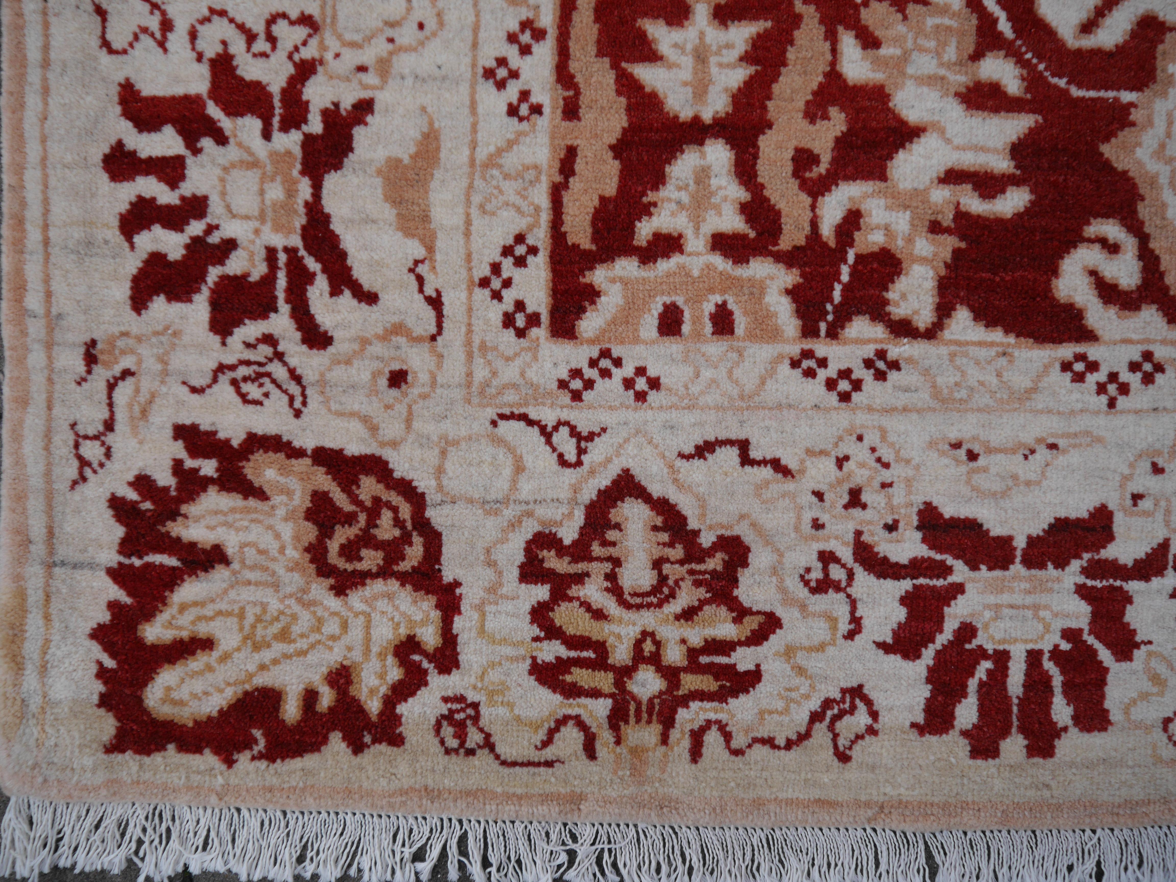 Un tapis turc Oushak de grande taille. Les poils sont en laine de qualité supérieure, filée à la main, teinte à la main avec des colorants entièrement végétaux et nouée par des maîtres tisserands. Le tapis est très décoratif, l'état est exquis. Le