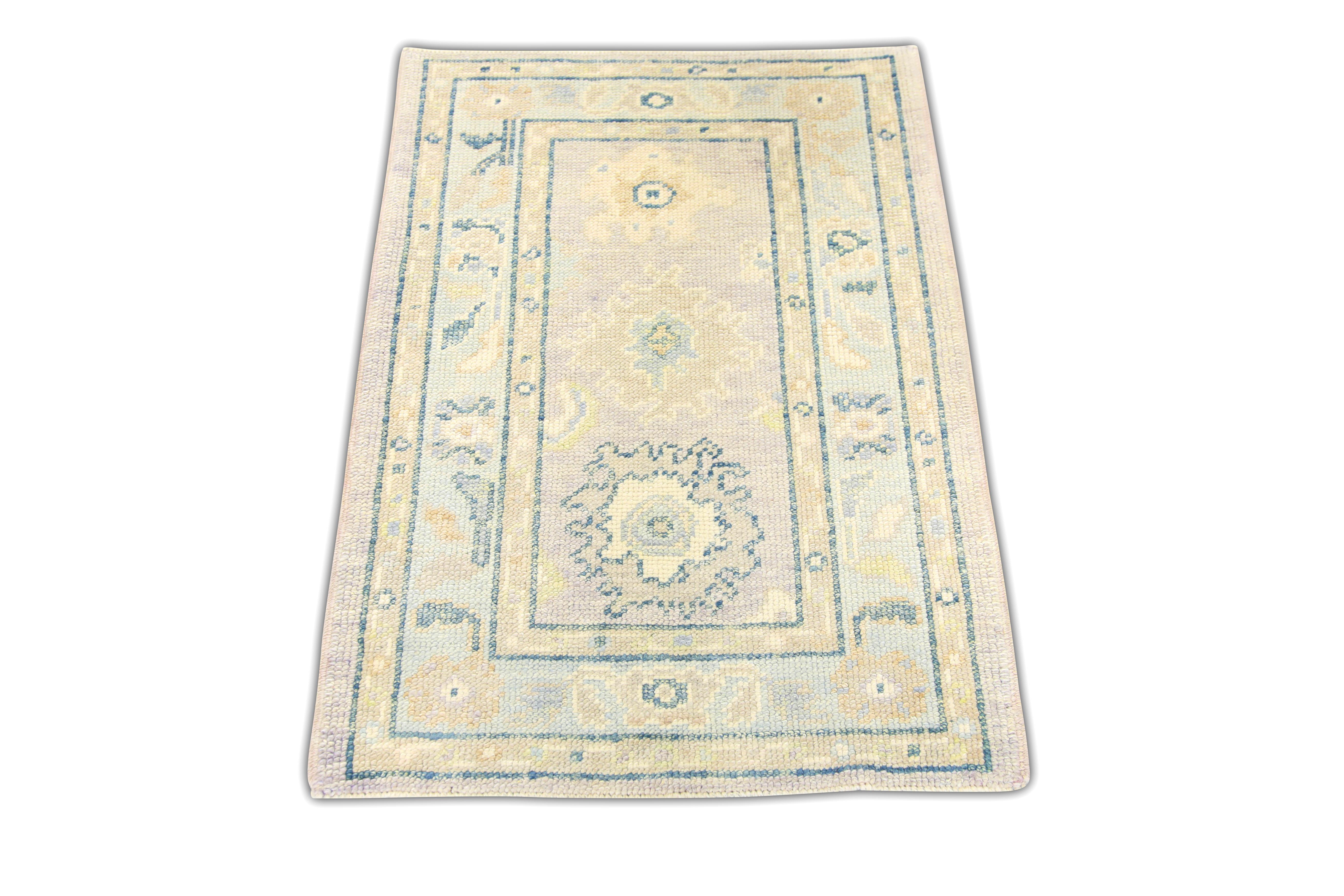Realza la decoración de tu hogar con esta impresionante Alfombra Oriental Oushak Turca Hecha a Mano, que mide 2'4