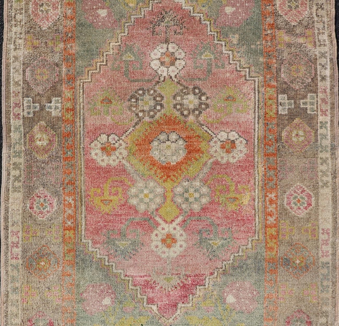 Turkish Oushak Rug -Pastel Pink, Green, and Yellow Floral Medallions 3'5 x 5'8 In Good Condition For Sale In Atlanta, GA