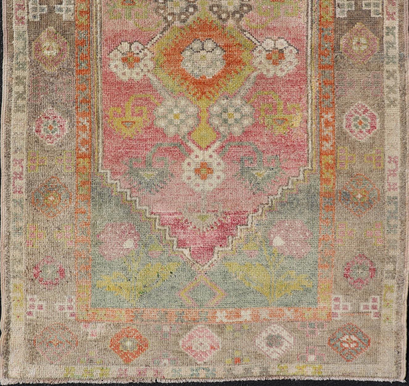 20th Century Turkish Oushak Rug -Pastel Pink, Green, and Yellow Floral Medallions 3'5 x 5'8 For Sale