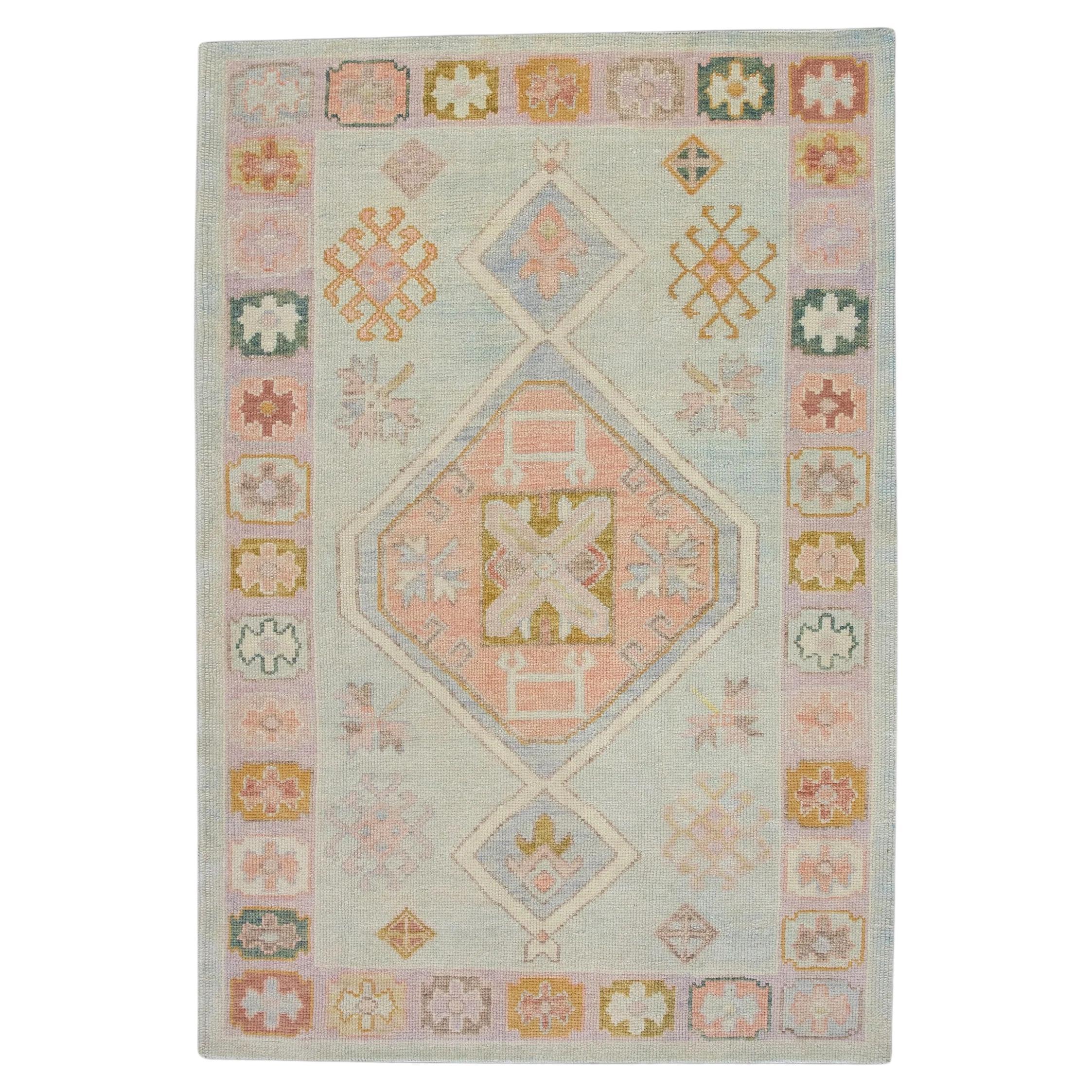Tapis turc Oushak Tapis en laine tissé à la main de couleur pêche, verte et lavande 4'3" x 6'. en vente