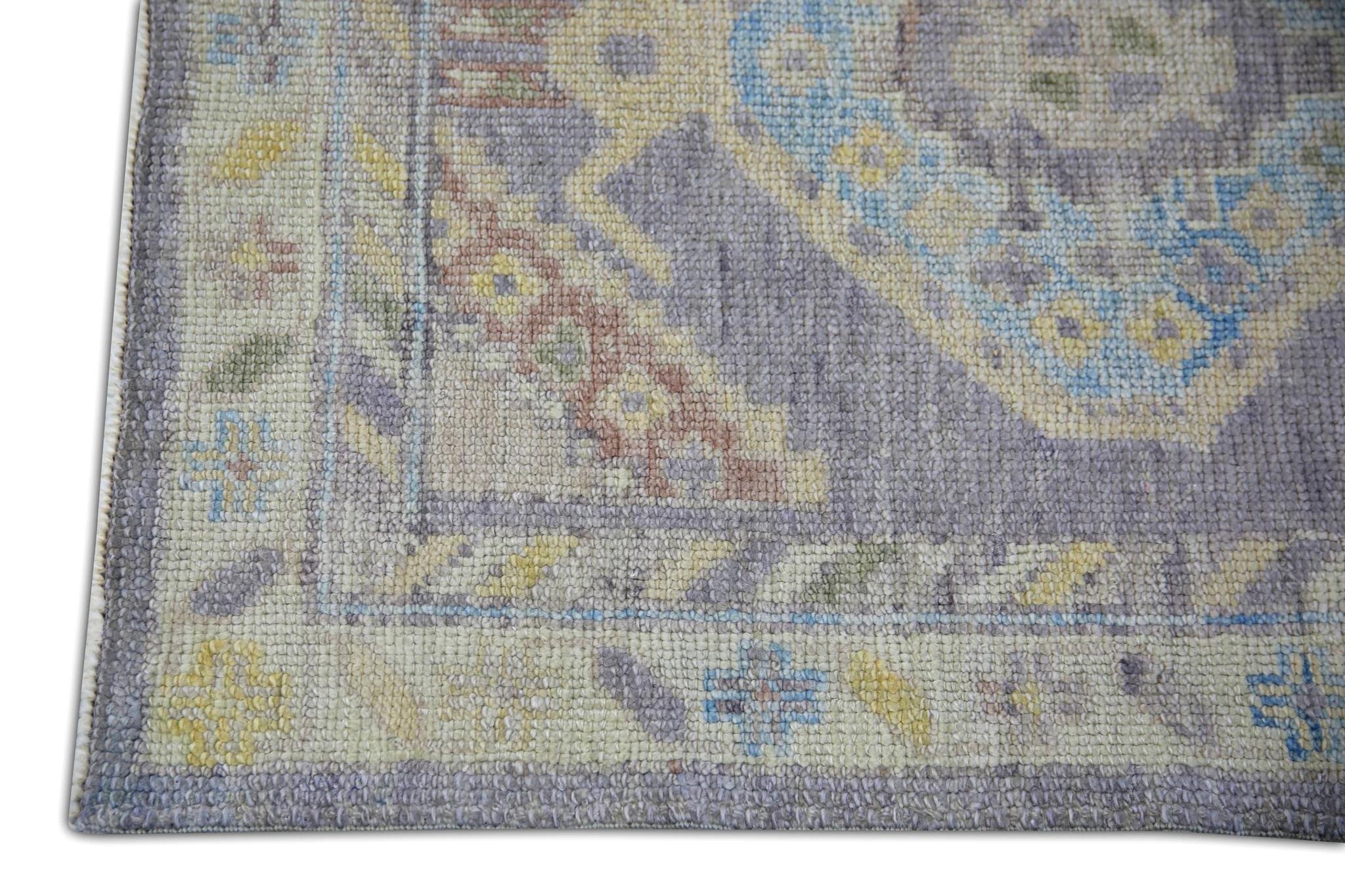 Türkischer Oushak-Teppich in Violett mit Medaillon aus handgewebter Wolle 2'10