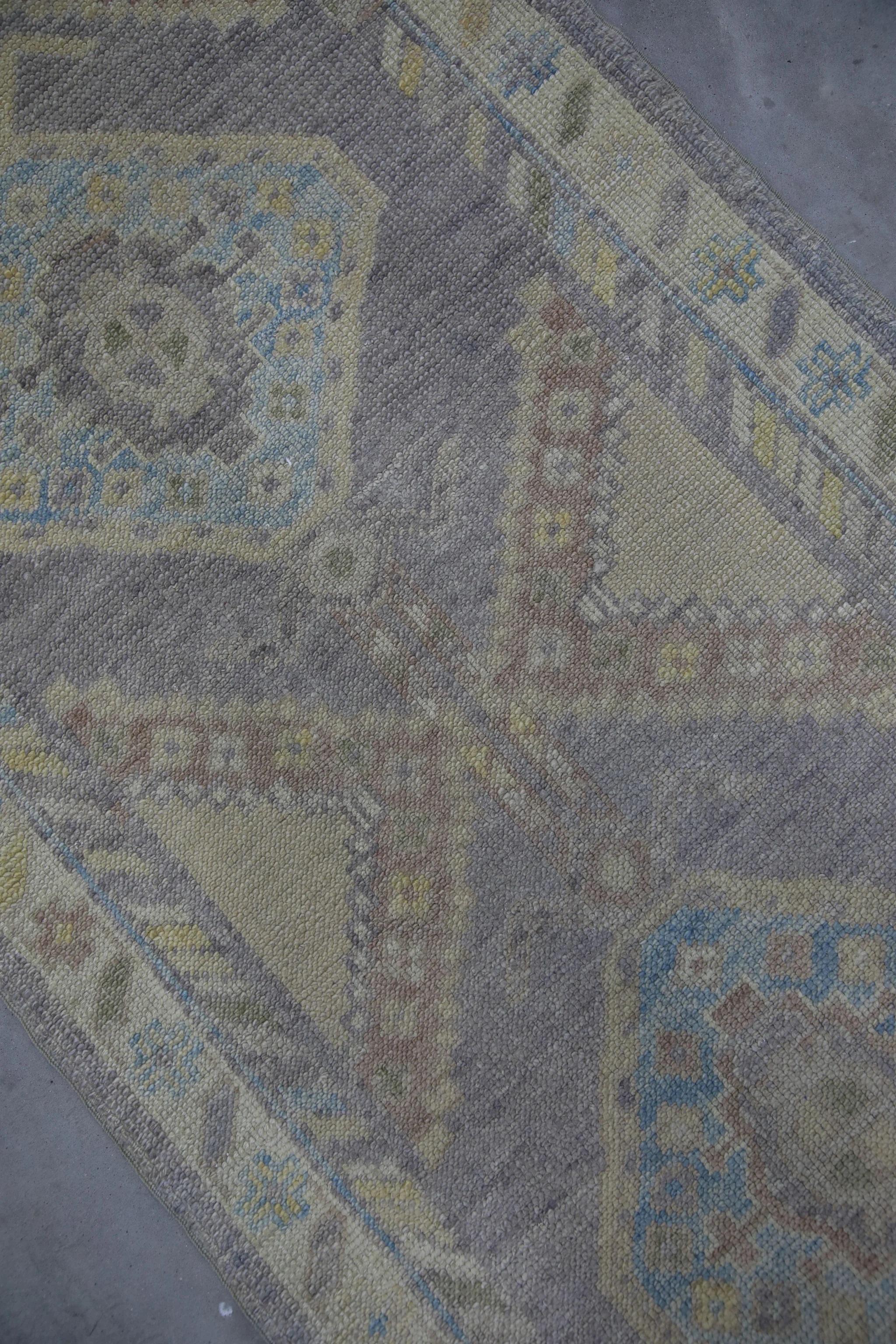 Türkischer Oushak-Teppich in Violett mit Medaillon aus handgewebter Wolle 2'10