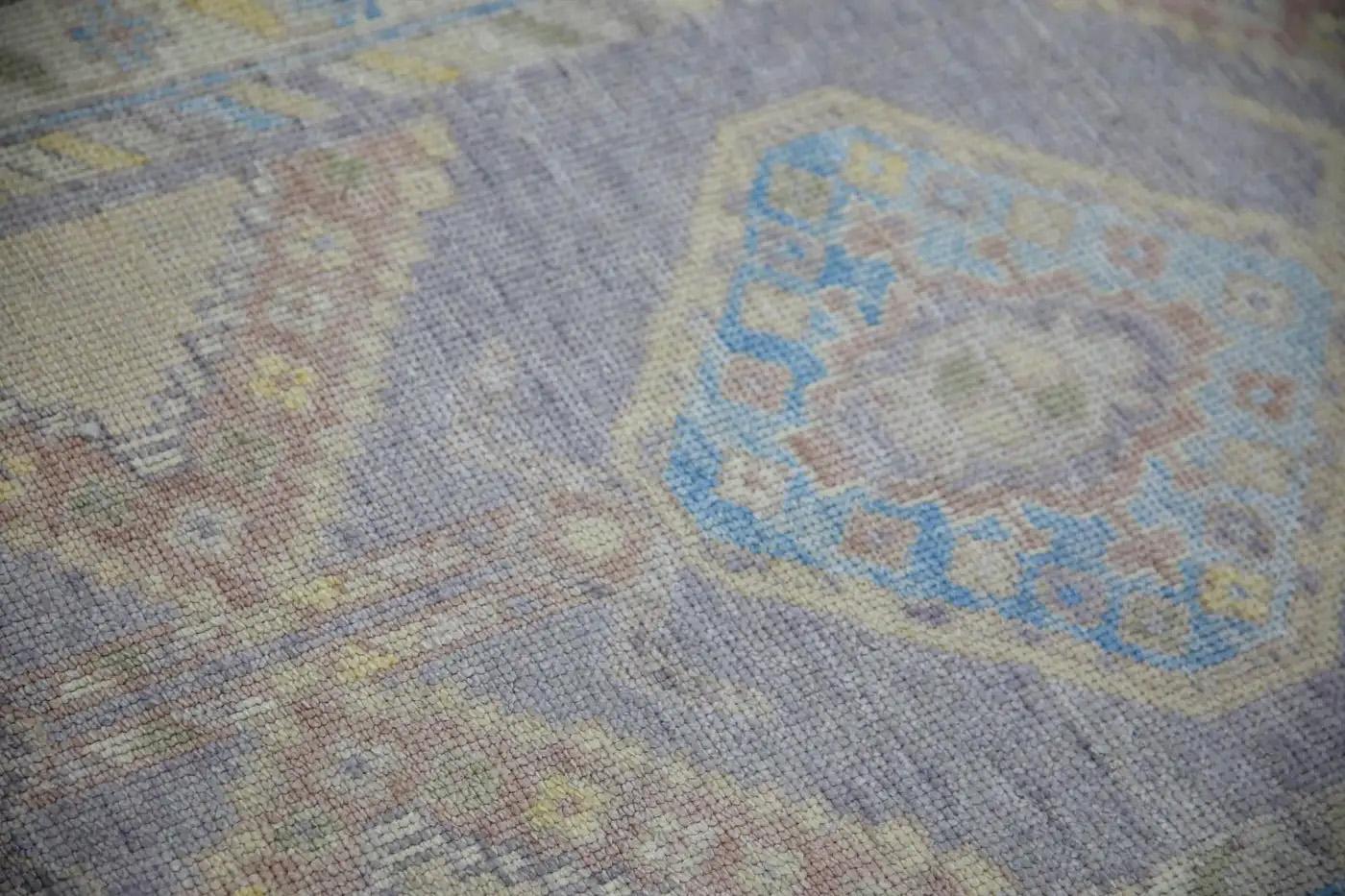 Türkischer Oushak-Teppich in Violett mit Medaillon aus handgewebter Wolle 2'10