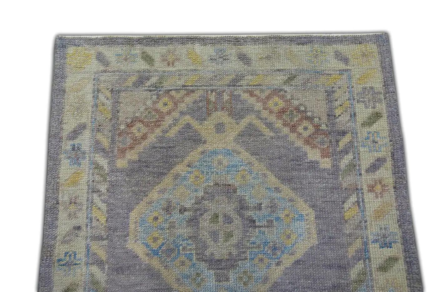 Türkischer Oushak-Teppich in Violett mit Medaillon aus handgewebter Wolle 2'10