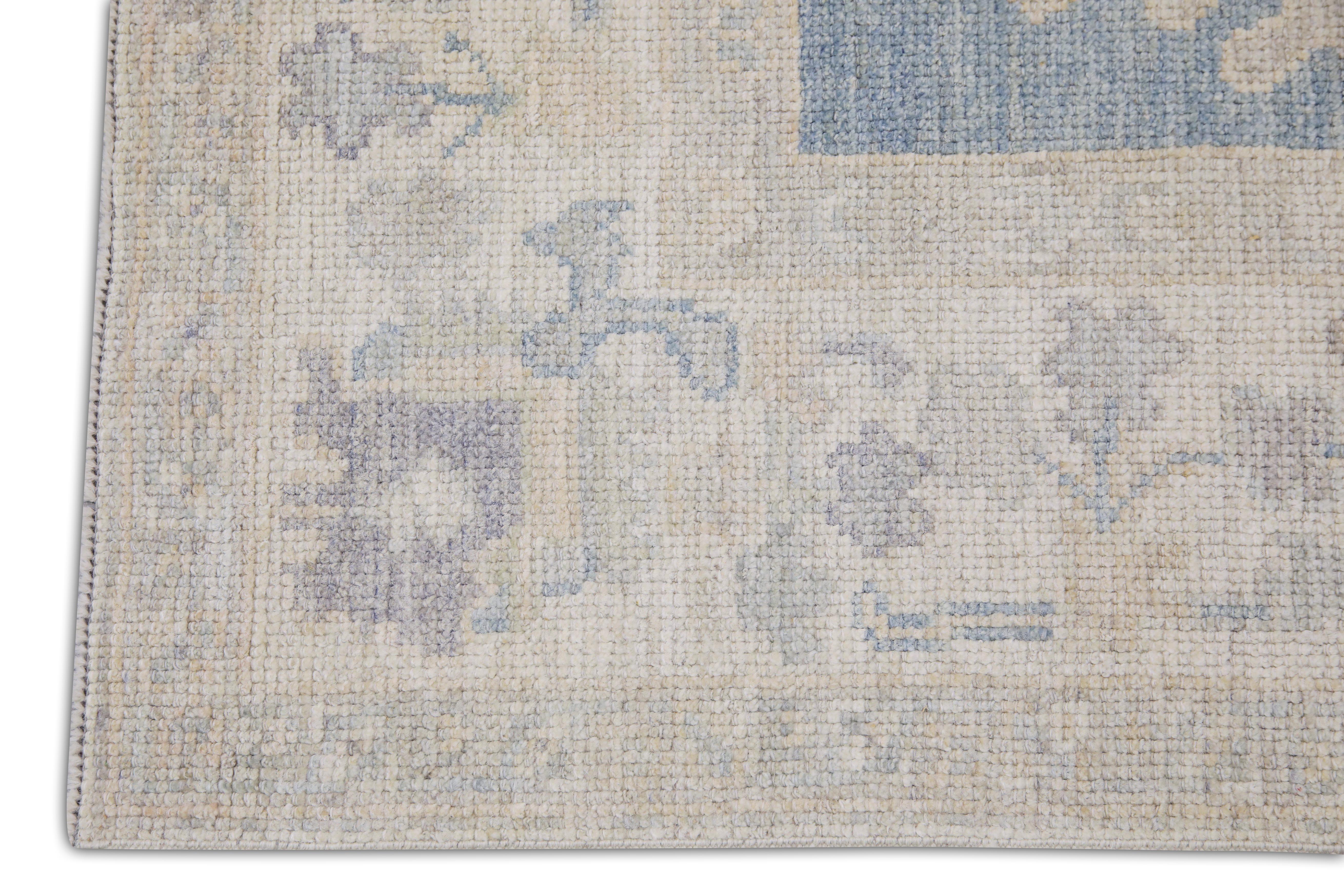 XXI secolo e contemporaneo Tappeto turco Oushak Soft Blue Ivory Tessuto a mano in lana 5' x 7'4