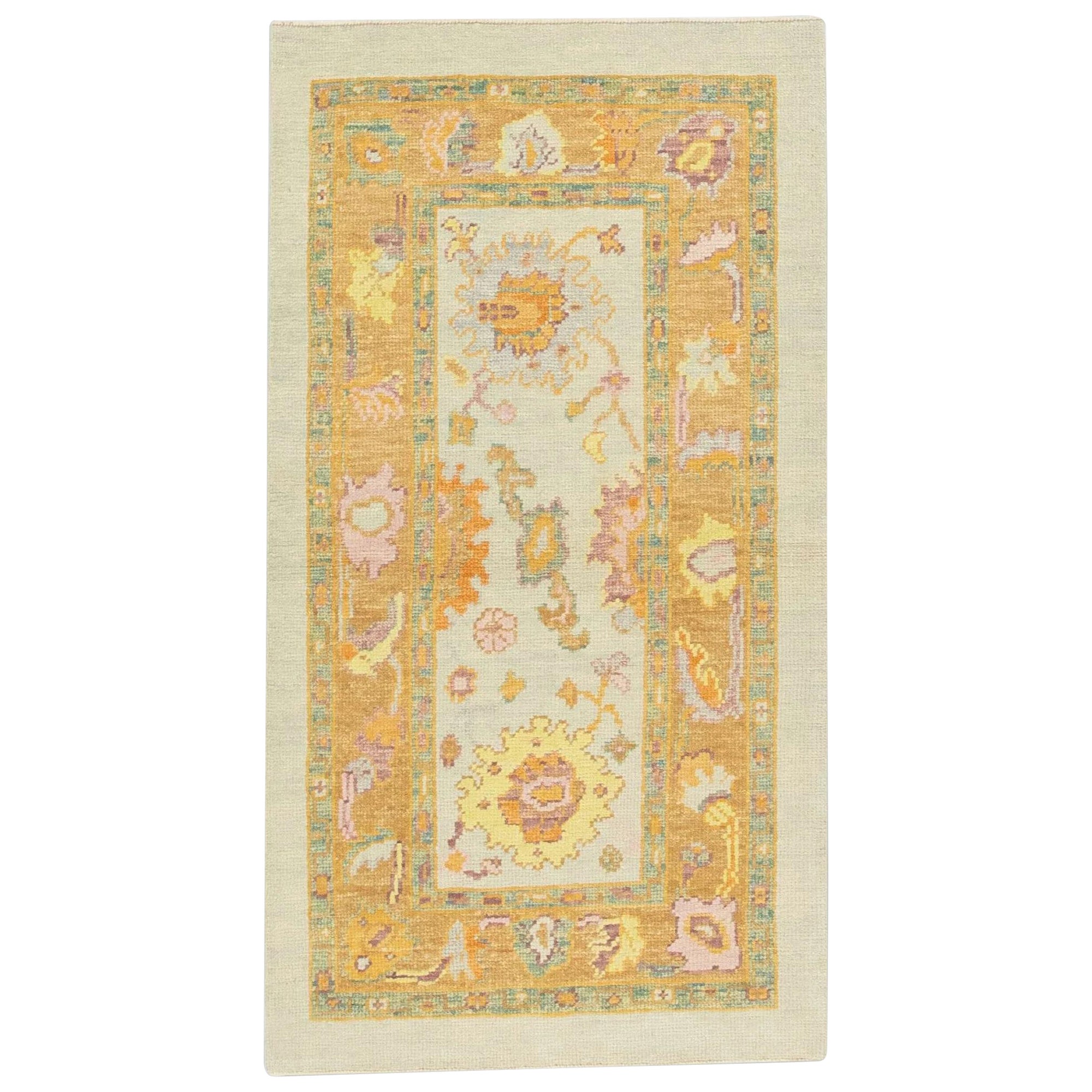 Türkischer Oushak Teppich Weiches Elfenbein Gelbe Akzente Handgewebter Wollteppich 2'11" x 5'5" im Angebot