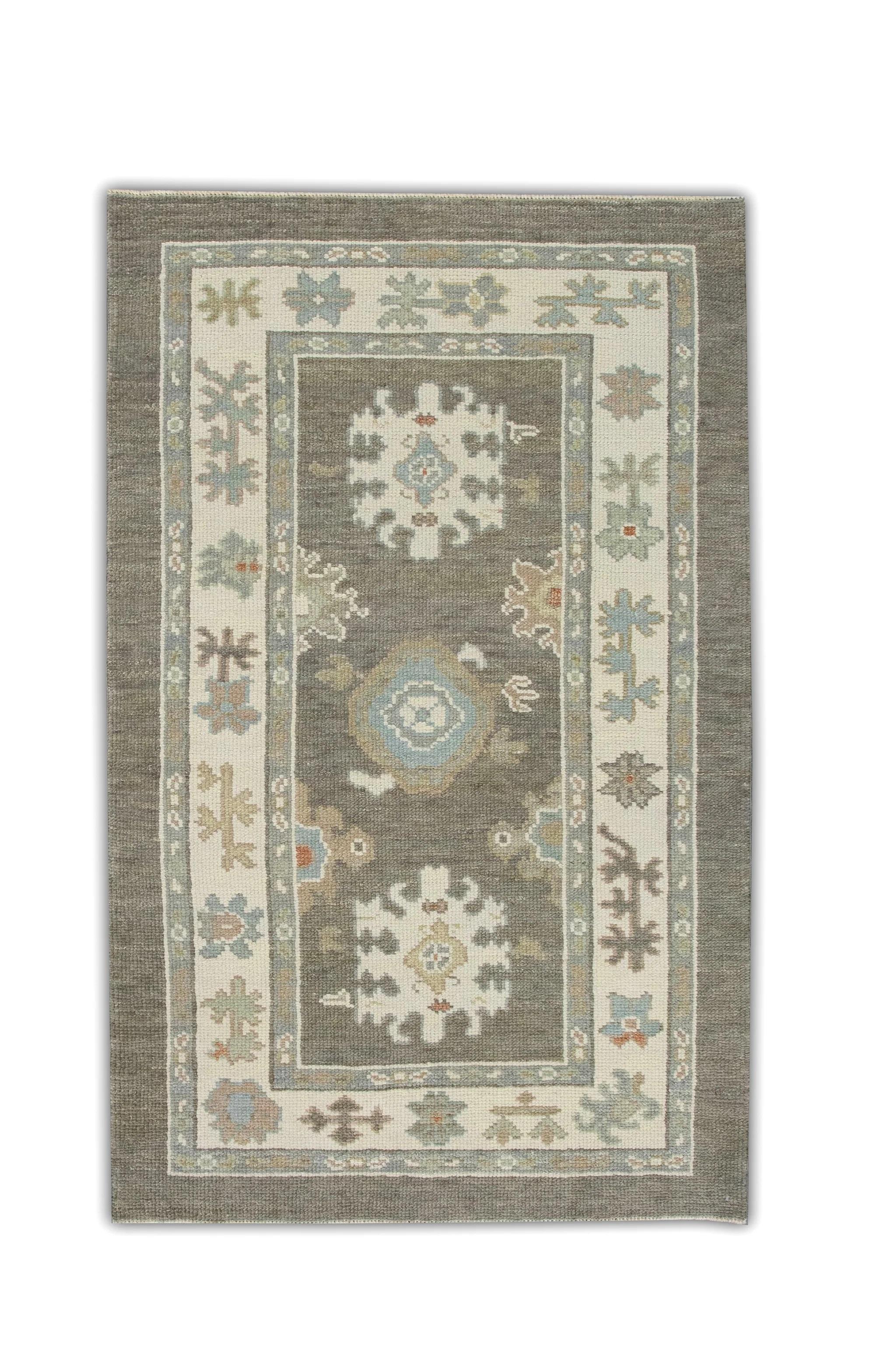 XXI secolo e contemporaneo Tappeto Oushak turco Taupe Avorio e Blu Tessuto a mano in lana 3' x 5'4