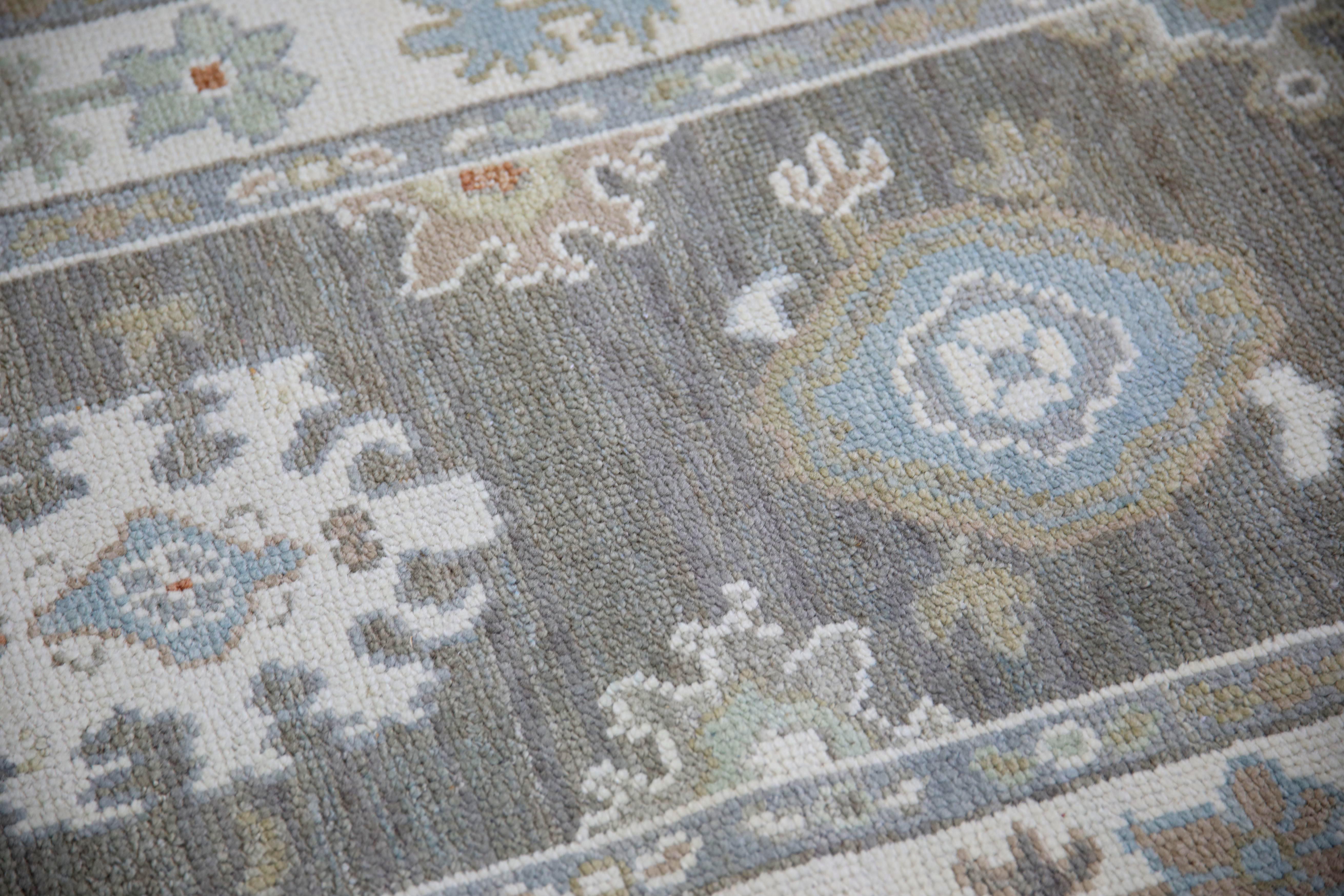 Tappeto Oushak turco Taupe Avorio e Blu Tessuto a mano in lana 3' x 5'4