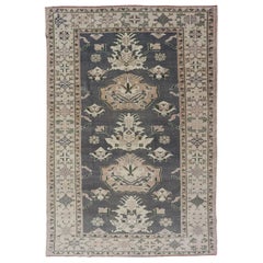 Türkischer Oushak-Teppich im Vintage-Stil mit drei Blumenmedaillon-Design in Blau und Creme