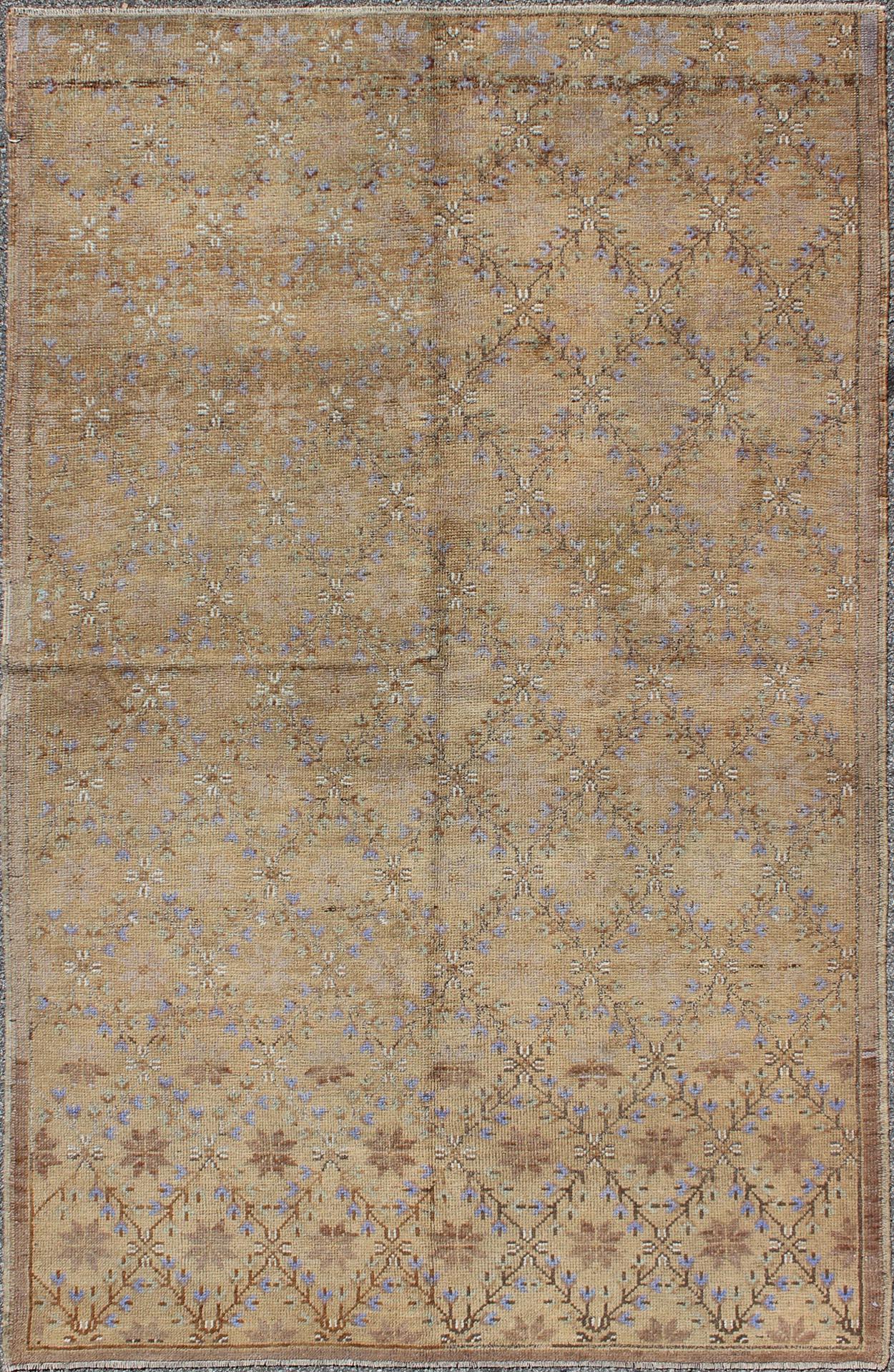 Türkischer Oushak-Teppich mit All-Over-Design und neutralen Farben; Tan, Taupe, Icy Blue im Angebot 2