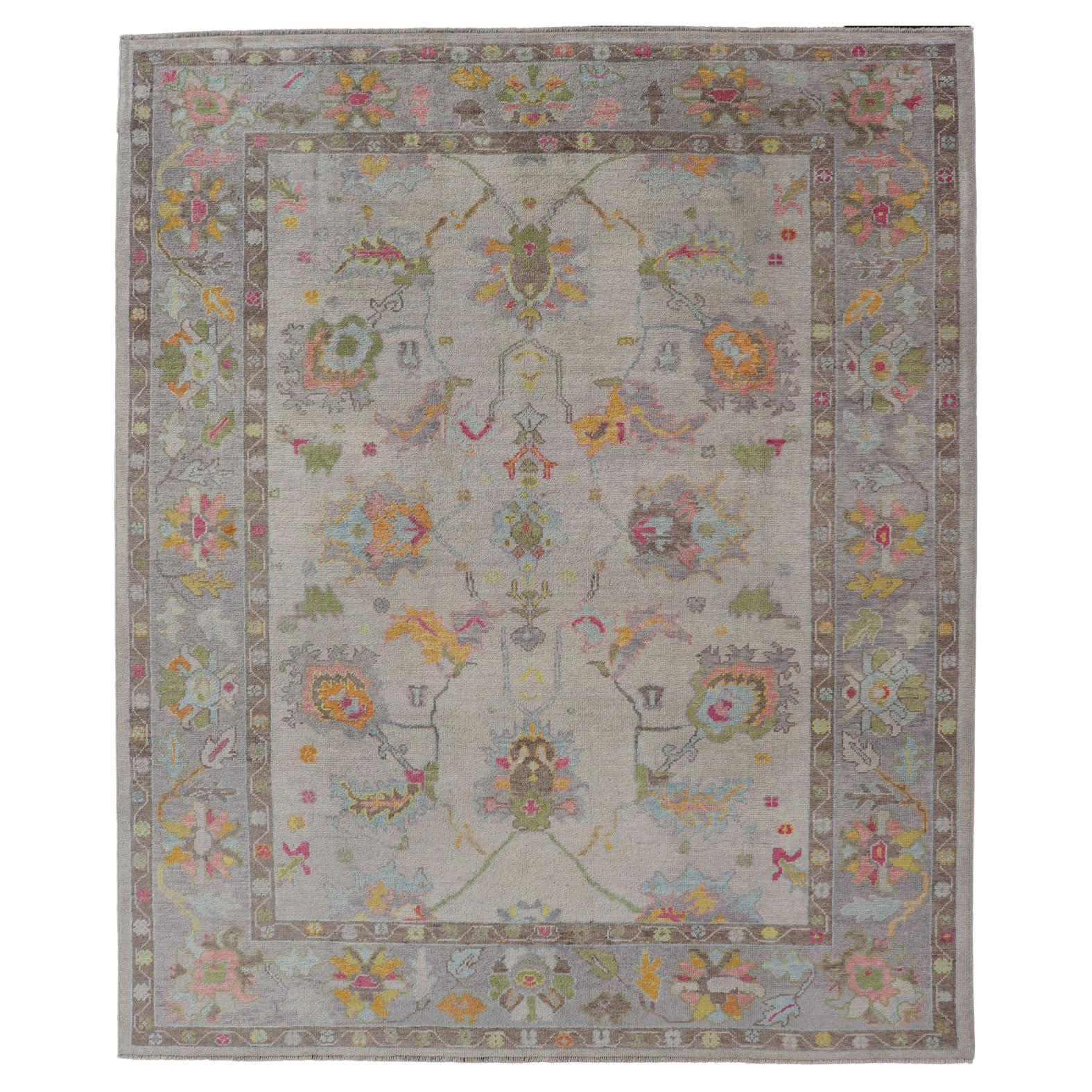 Türkischer Oushak-Teppich mit floralem All-Over-Design in leuchtendem Multicolor