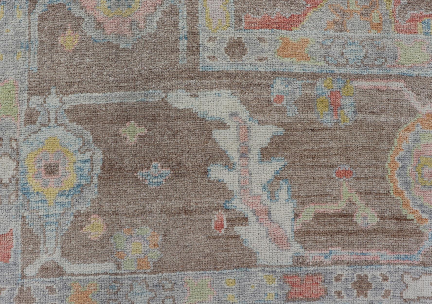 Türkischer Oushak-Teppich mit All-Over-Blumenmuster auf hellbraunem Feld im Angebot 4