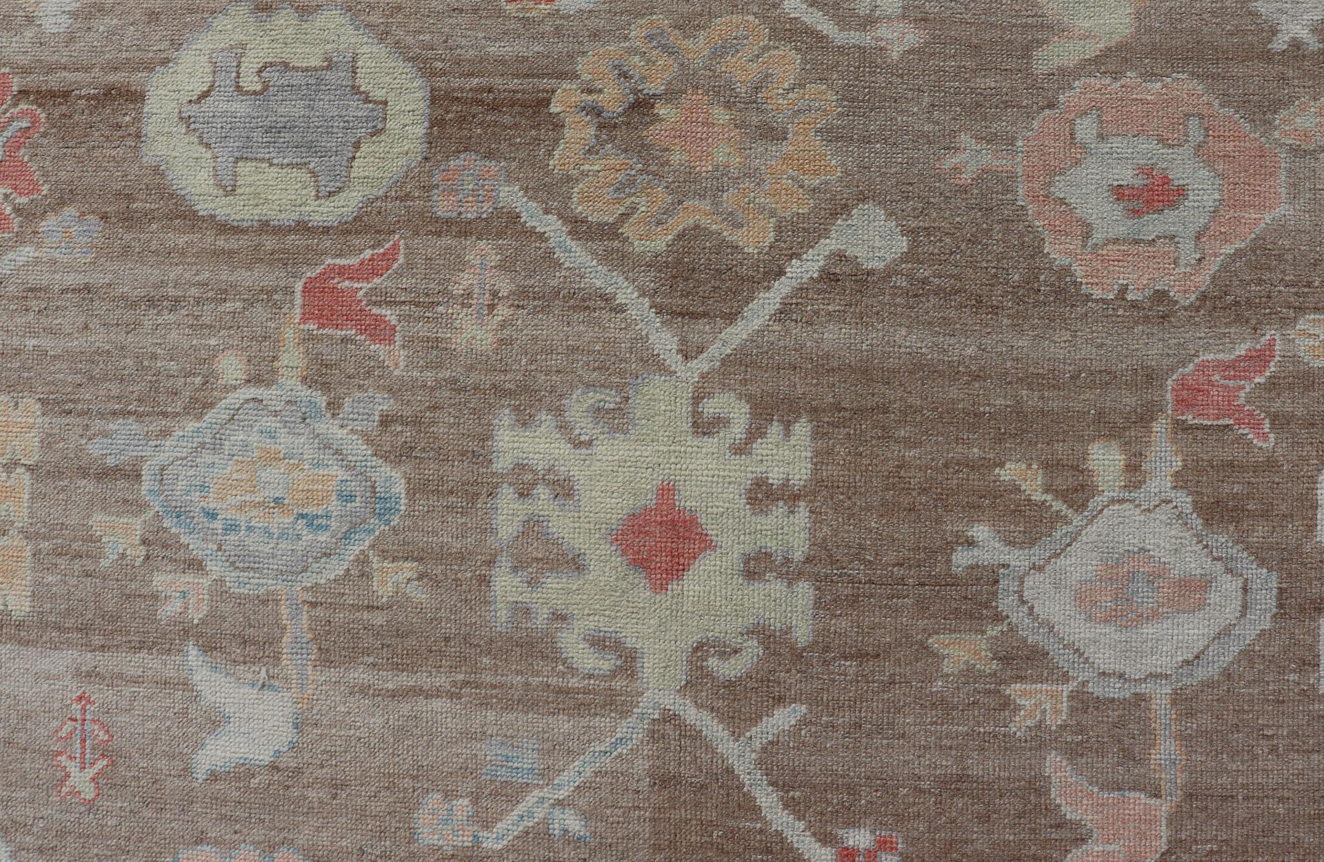 Tappeto turco Oushak con design floreale all-over su campo marrone chiaro in vendita 3