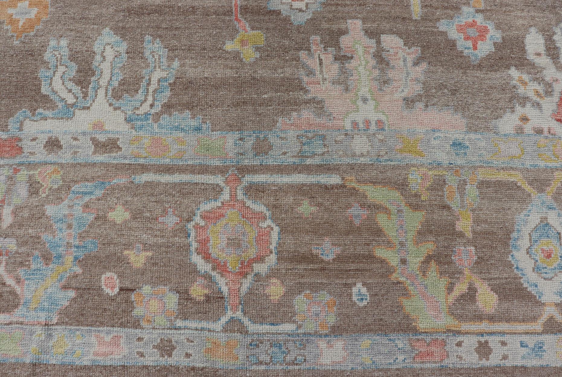 Türkischer Oushak-Teppich mit All-Over-Blumenmuster auf hellbraunem Feld im Angebot 5