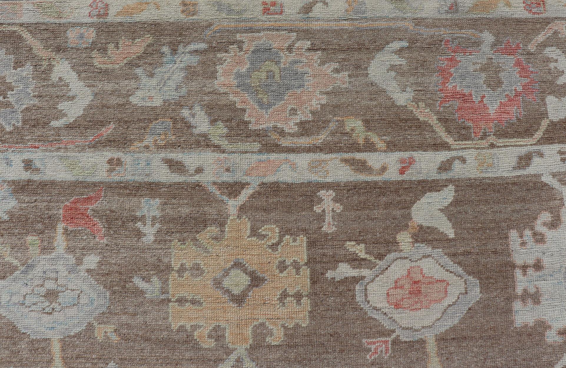 Tappeto turco Oushak con design floreale all-over su campo marrone chiaro in vendita 4