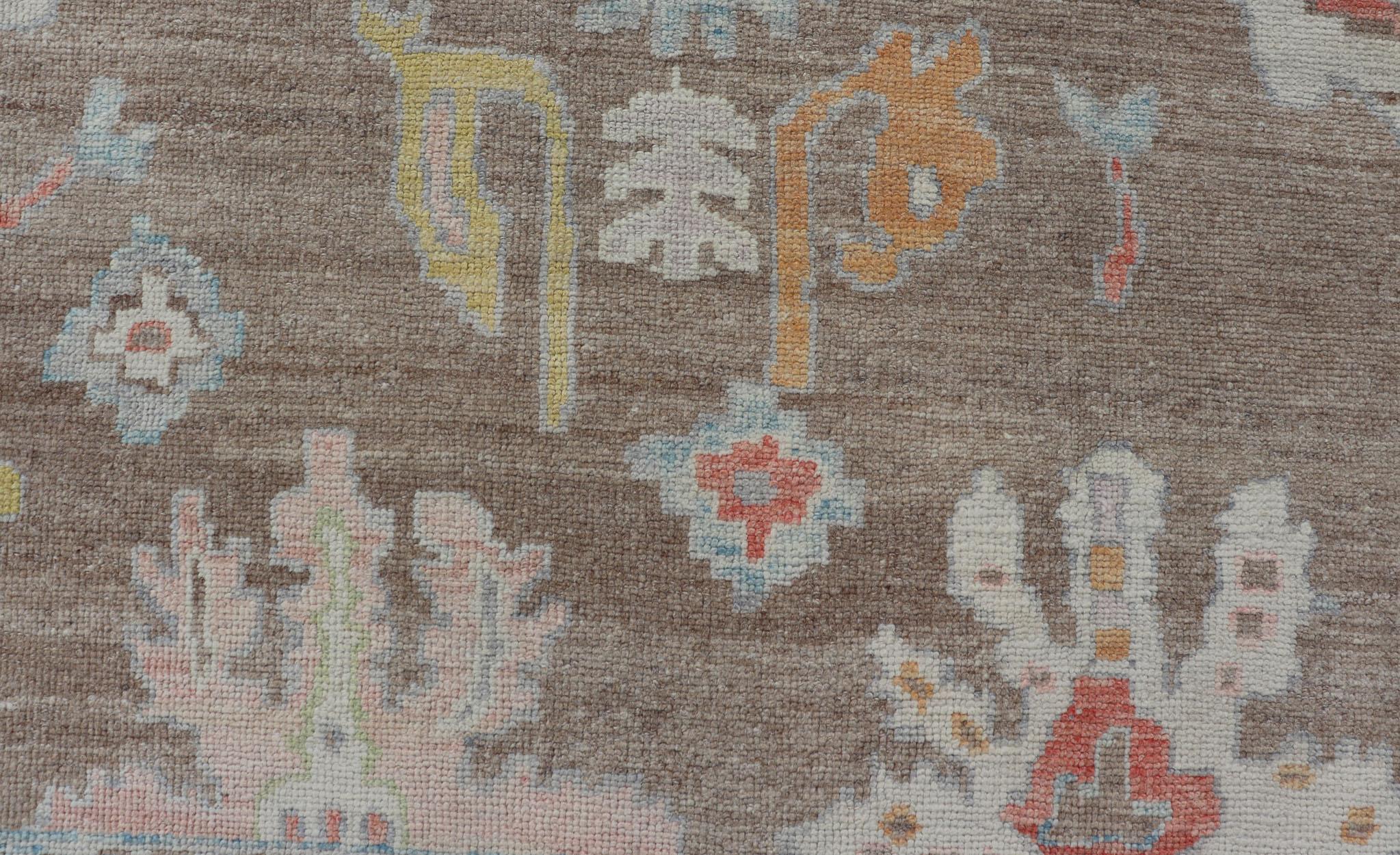 Türkischer Oushak-Teppich mit All-Over-Blumenmuster auf hellbraunem Feld im Angebot 6