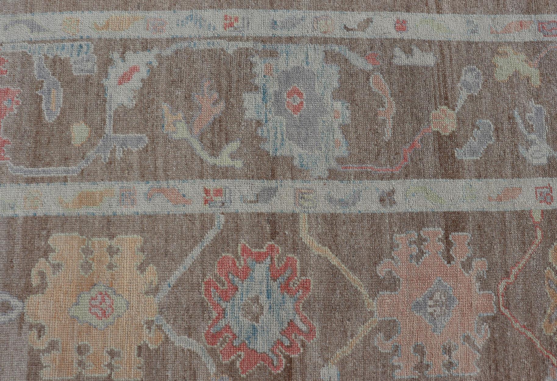 Tappeto turco Oushak con design floreale all-over su campo marrone chiaro in vendita 5