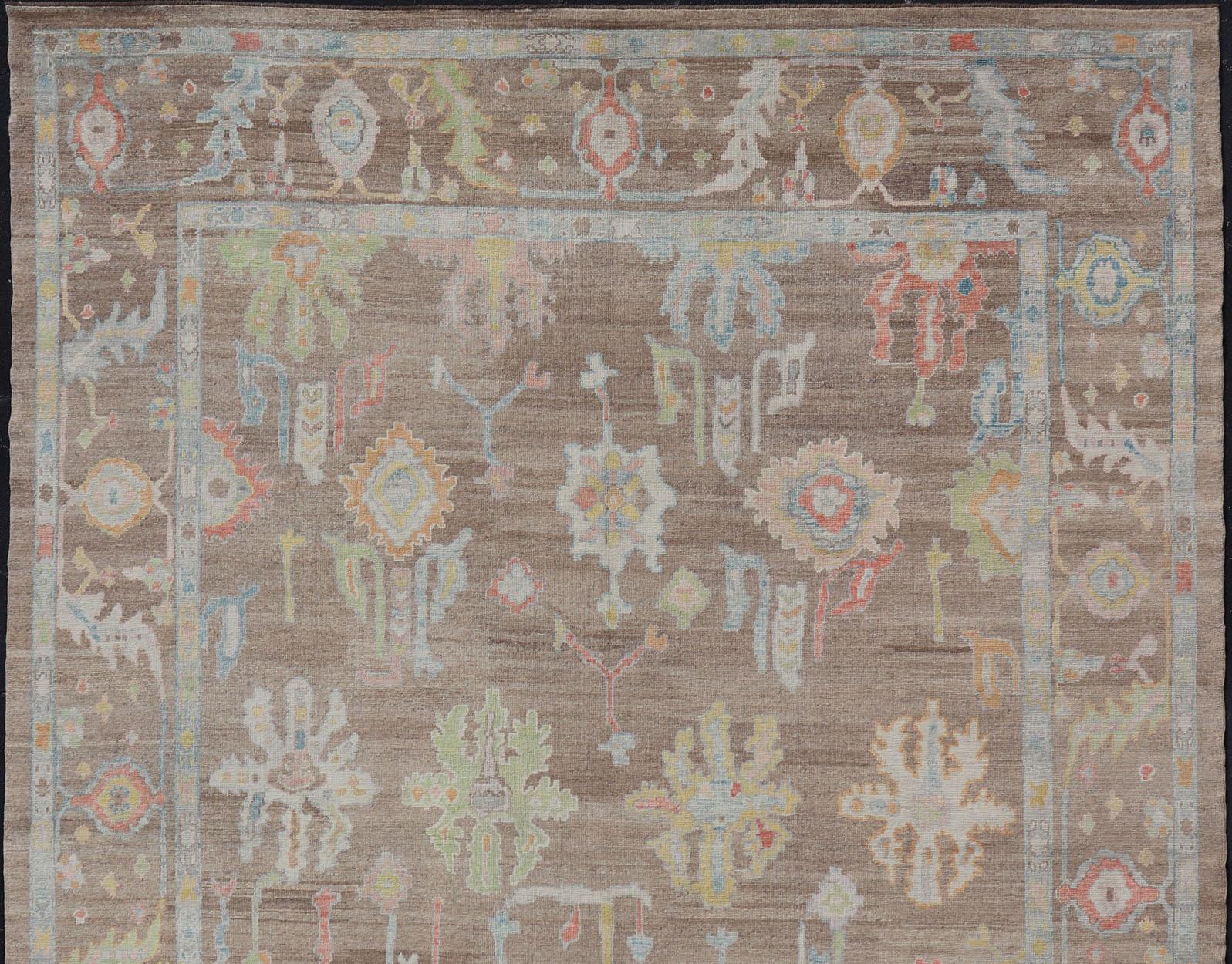 Türkischer Oushak-Teppich mit All-Over-Blumenmuster auf hellbraunem Feld im Angebot 7