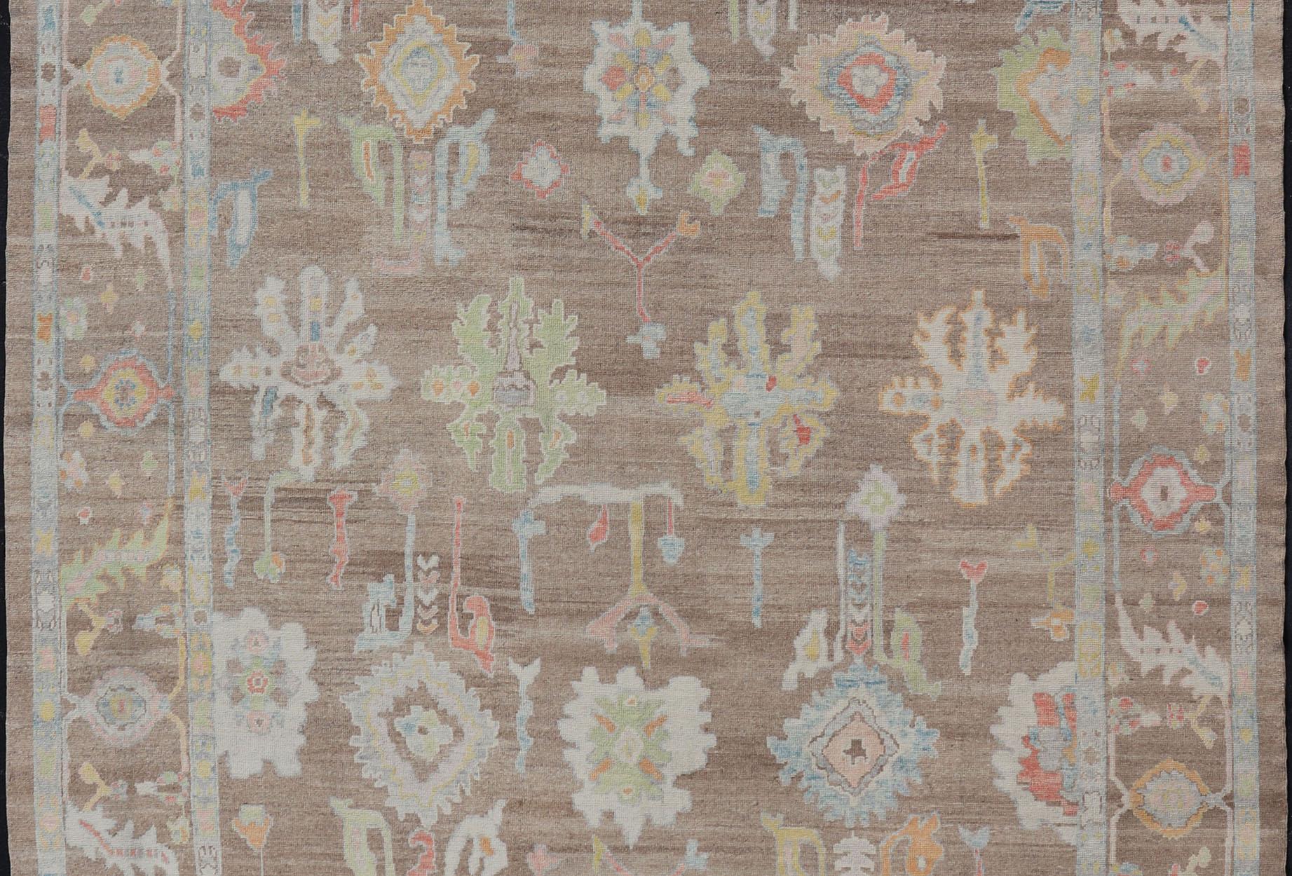 Türkischer Oushak-Teppich mit All-Over-Blumenmuster auf hellbraunem Feld im Angebot 8