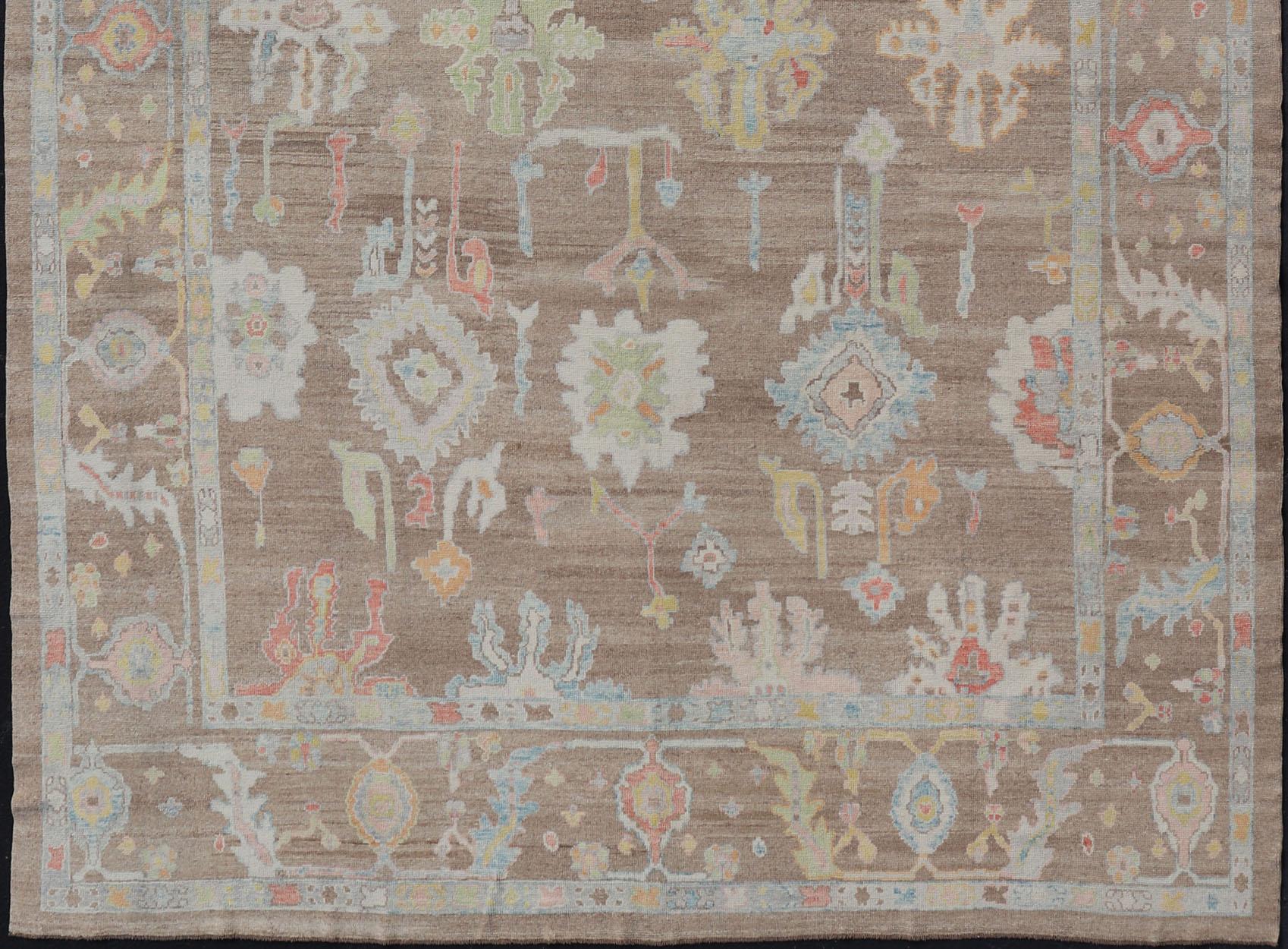 Türkischer Oushak-Teppich mit All-Over-Blumenmuster auf hellbraunem Feld im Angebot 9