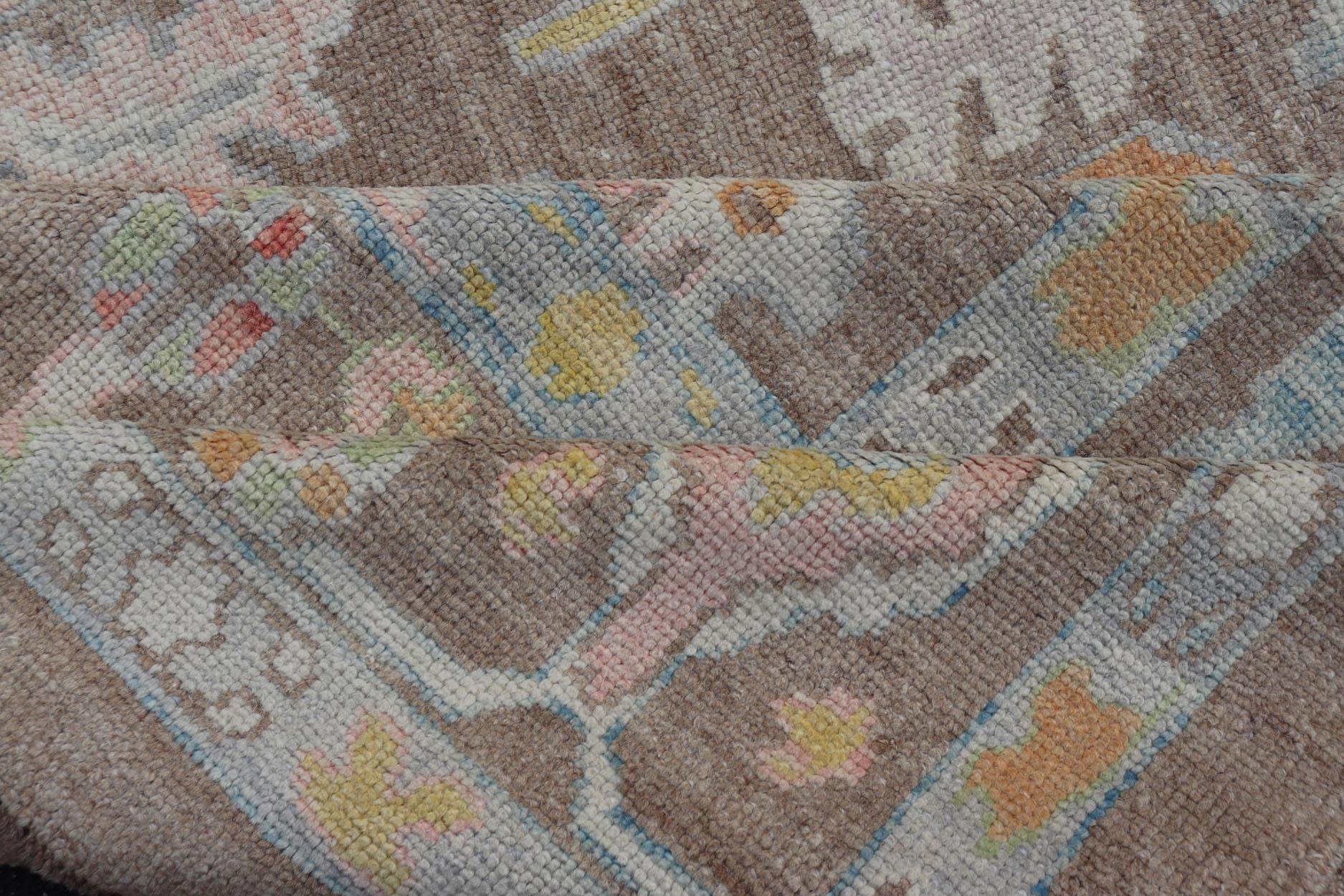 Türkischer Oushak-Teppich mit All-Over-Blumenmuster auf hellbraunem Feld im Angebot 10