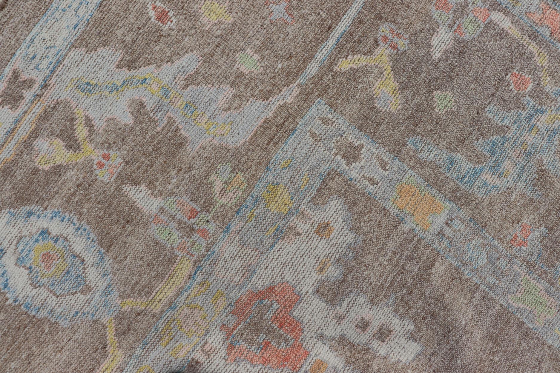 Türkischer Oushak-Teppich mit All-Over-Blumenmuster auf hellbraunem Feld im Angebot 11