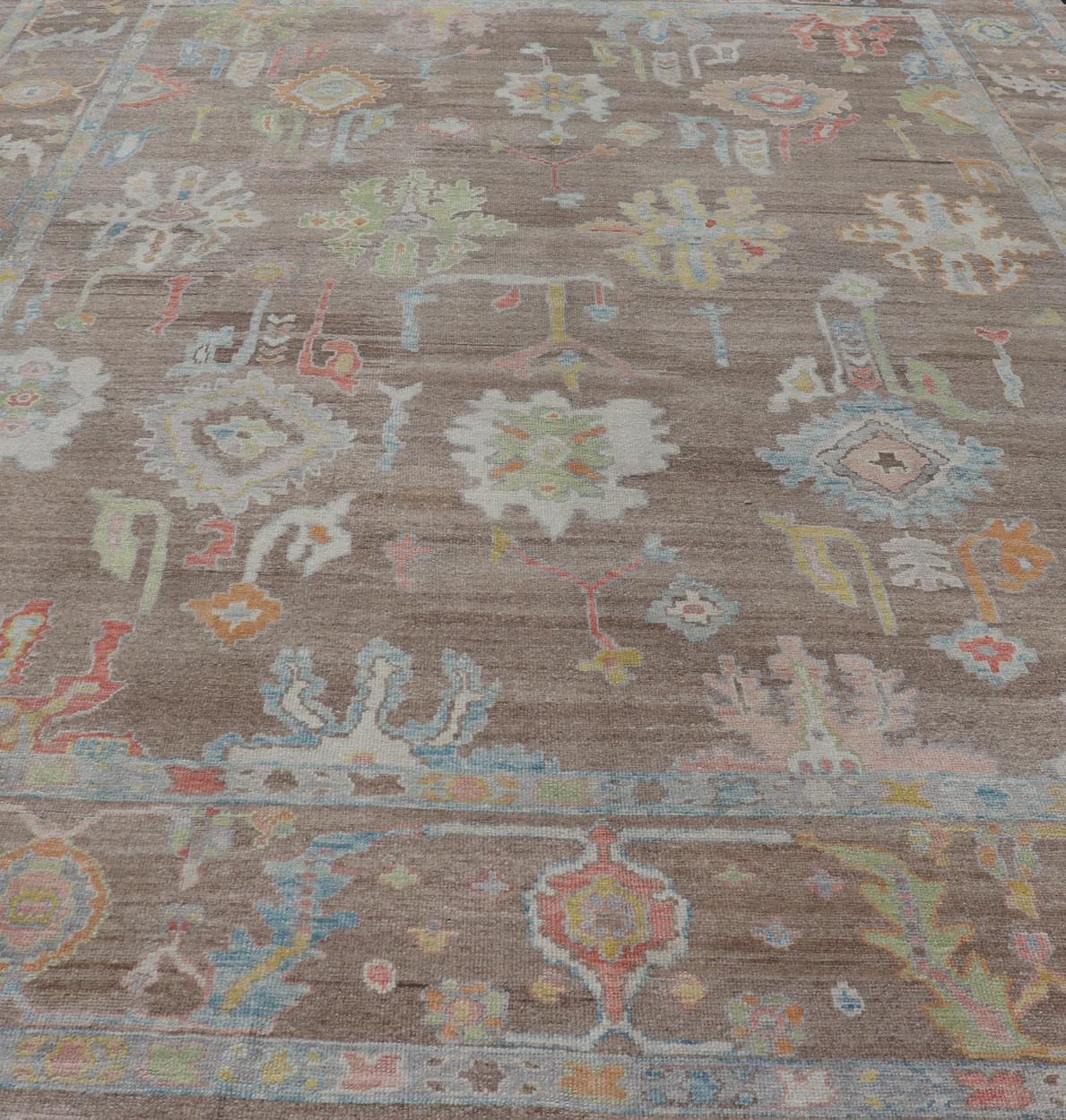 Maße: 13'4 x 17'6 
Türkischer Oushak-Teppich mit floralem All-Over-Design auf hellbraunem Feld. Keivan Woven Arts / Teppich EN-15204, Herkunftsland / Art: Türkei / Oushak.

Dieser handgeknüpfte Oushak-Teppich aus handgesponnener Wolle aus der Türkei