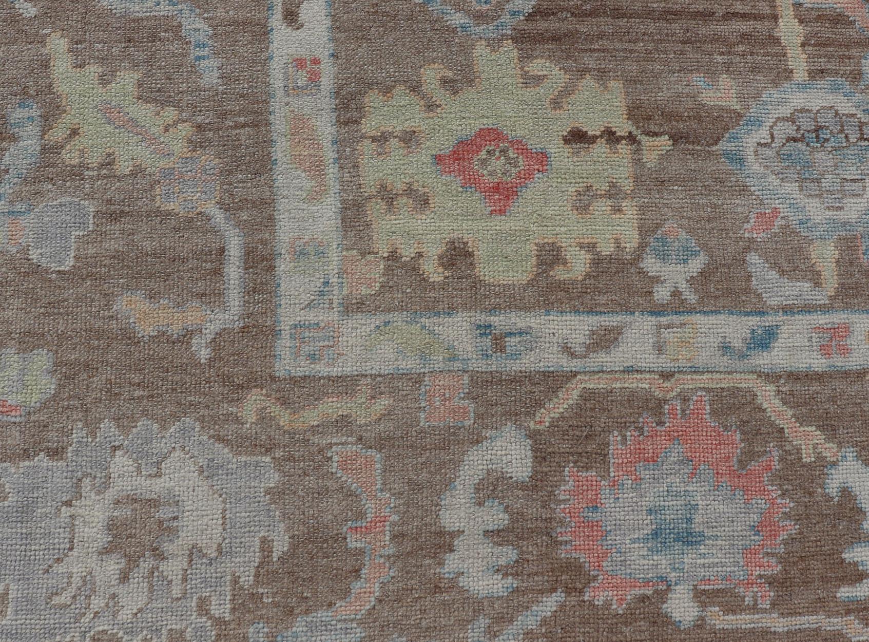 Misure: 12'0 x 15'0 
Tappeto turco Oushak con disegno floreale su campo marrone chiaro. Keivan Woven Arts / Tappeto EN-15250, Paese d'origine/tipo: Turchia / Oushak.

Questo tappeto Oushak in lana filata e annodata a mano, proveniente dalla Turchia,