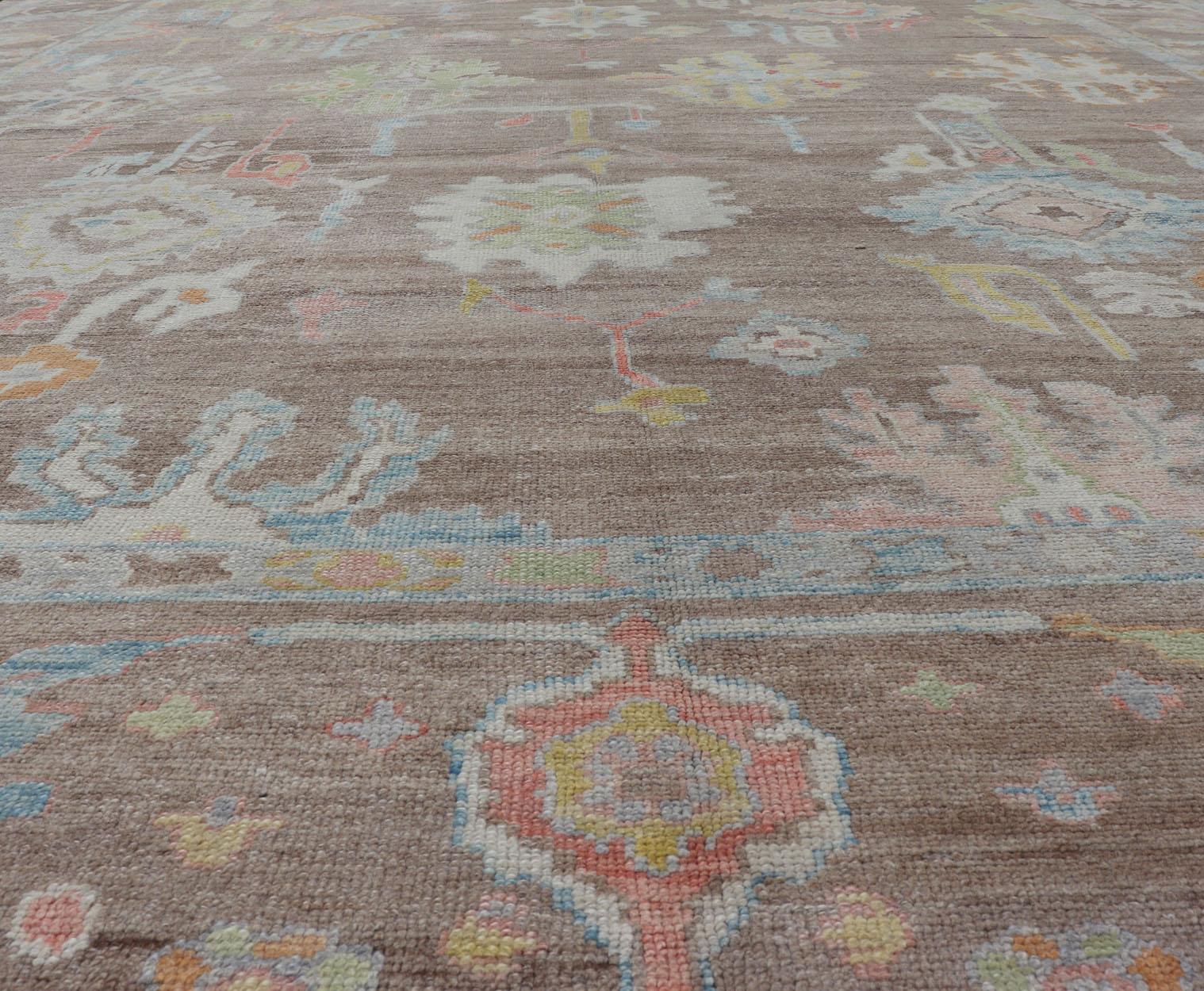 Türkischer Oushak-Teppich mit All-Over-Blumenmuster auf hellbraunem Feld (Handgeknüpft) im Angebot