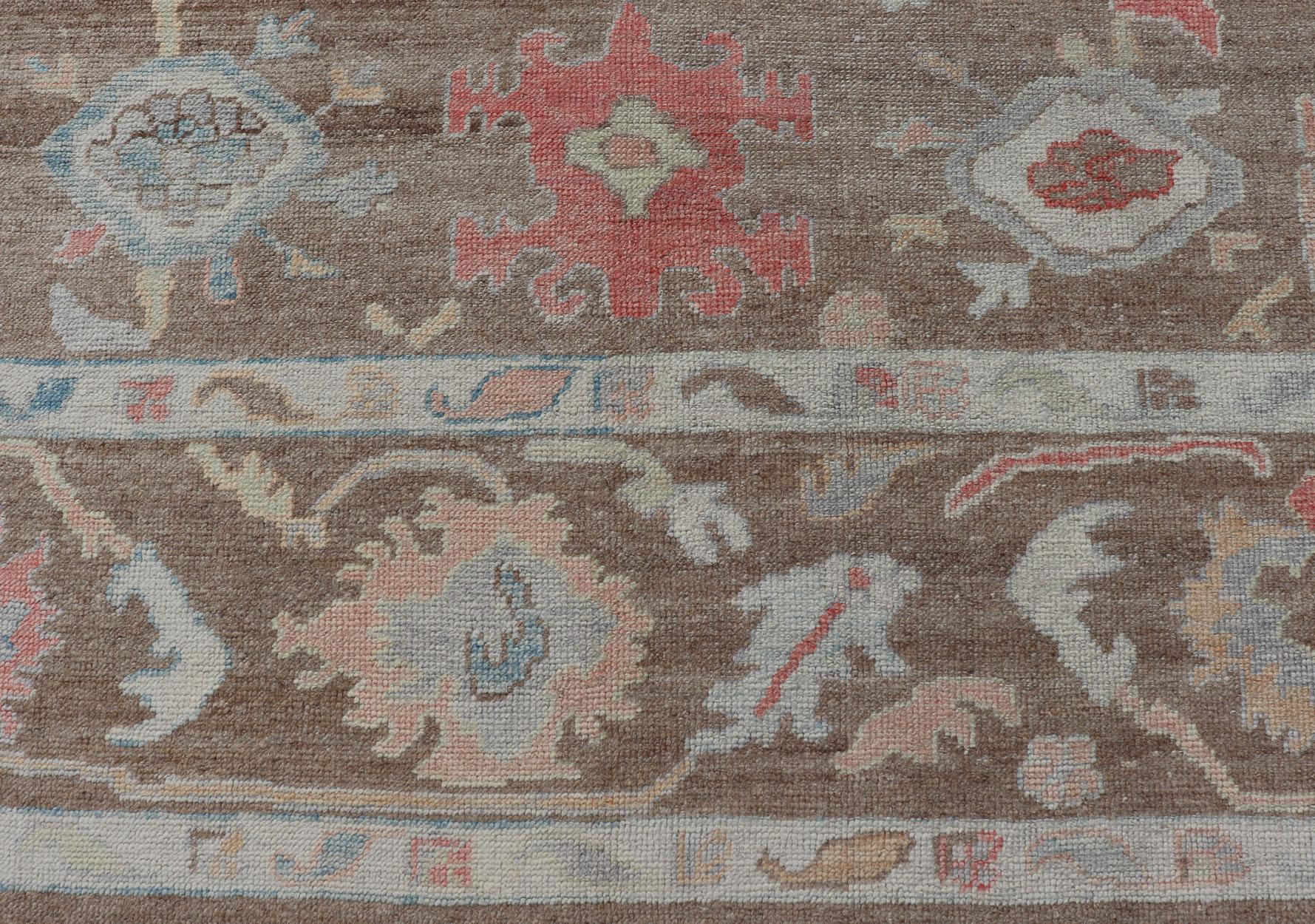 Turco Tappeto turco Oushak con design floreale all-over su campo marrone chiaro in vendita