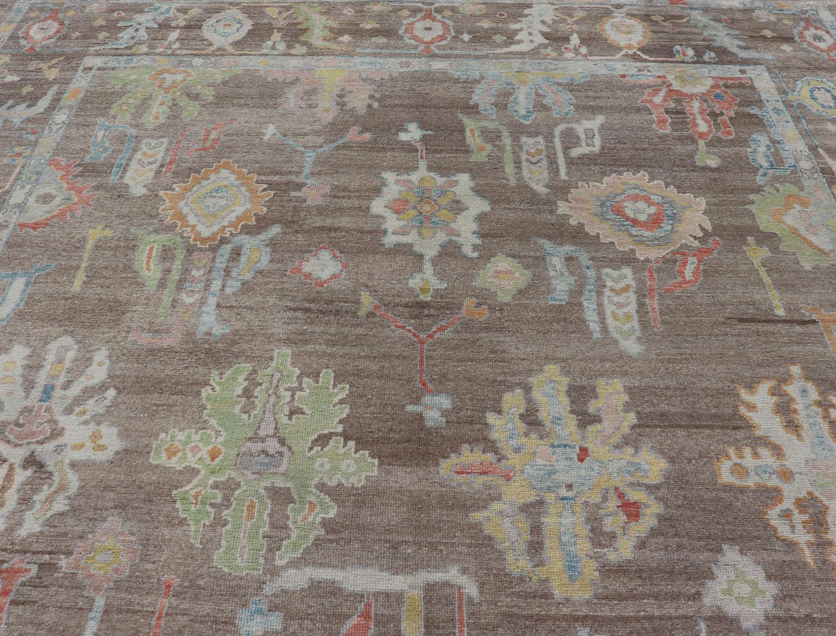 Türkischer Oushak-Teppich mit All-Over-Blumenmuster auf hellbraunem Feld im Zustand „Neu“ im Angebot in Atlanta, GA