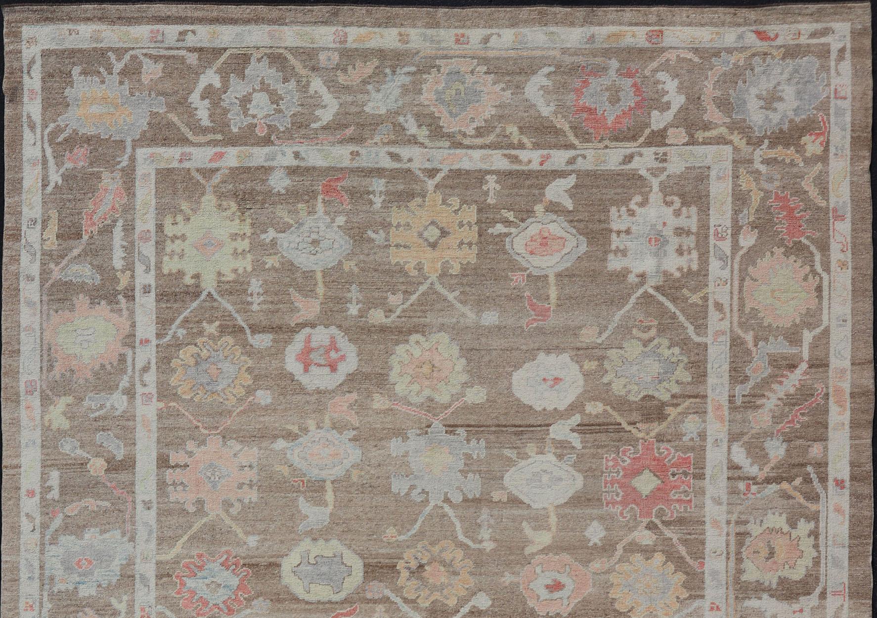 Annodato a mano Tappeto turco Oushak con design floreale all-over su campo marrone chiaro in vendita
