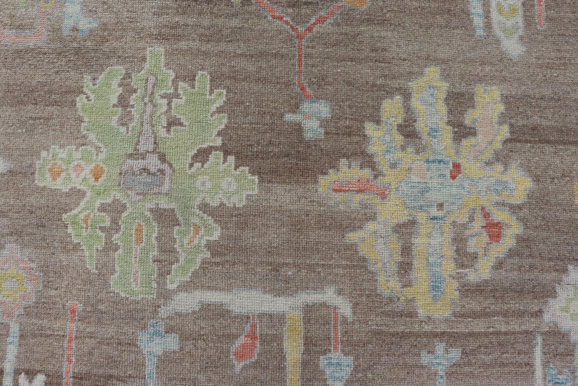Türkischer Oushak-Teppich mit All-Over-Blumenmuster auf hellbraunem Feld (21. Jahrhundert und zeitgenössisch) im Angebot