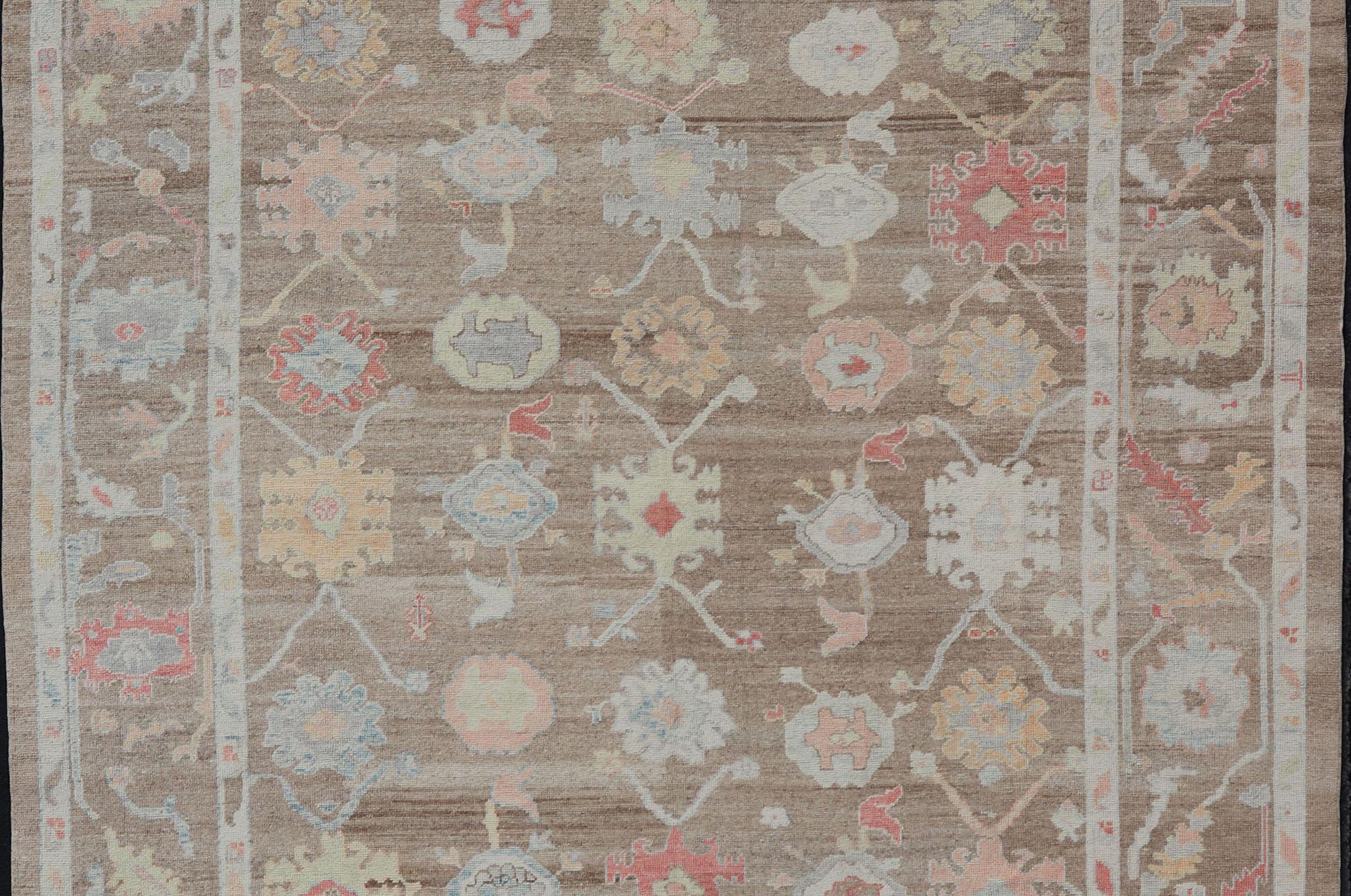 Tappeto turco Oushak con design floreale all-over su campo marrone chiaro In condizioni Nuovo in vendita a Atlanta, GA