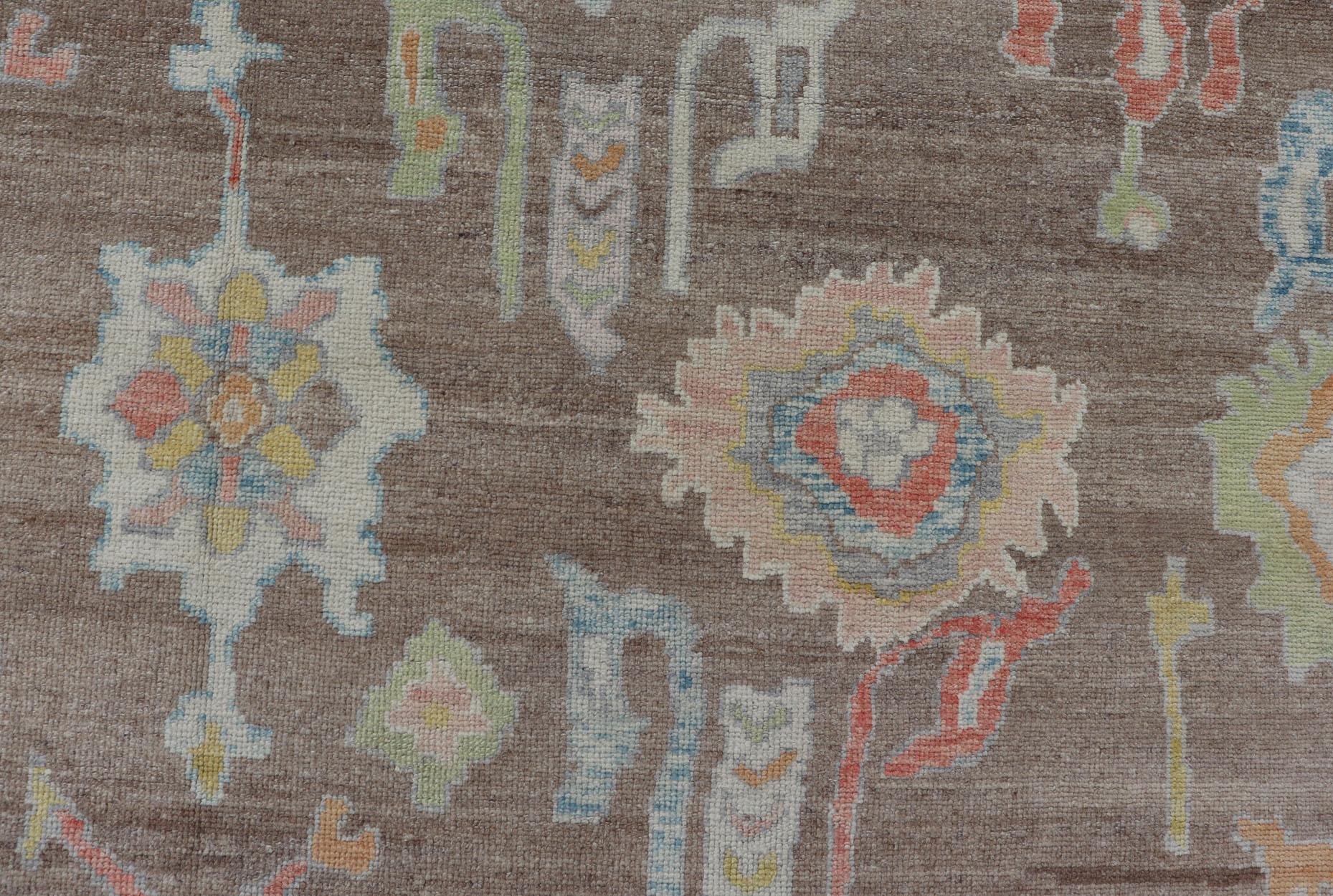 Türkischer Oushak-Teppich mit All-Over-Blumenmuster auf hellbraunem Feld (Wolle) im Angebot