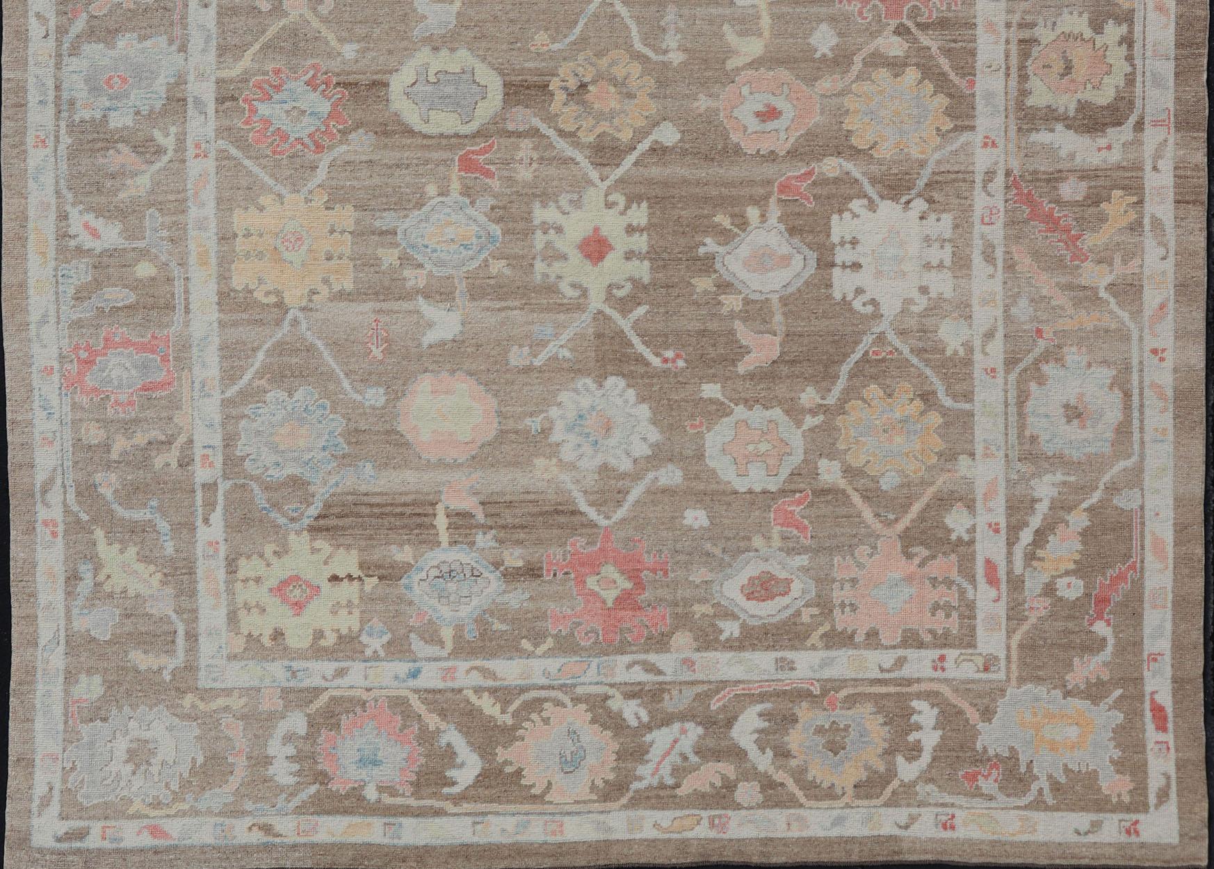 XXI secolo e contemporaneo Tappeto turco Oushak con design floreale all-over su campo marrone chiaro in vendita