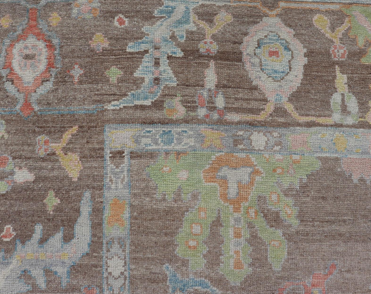 Türkischer Oushak-Teppich mit All-Over-Blumenmuster auf hellbraunem Feld im Angebot 1