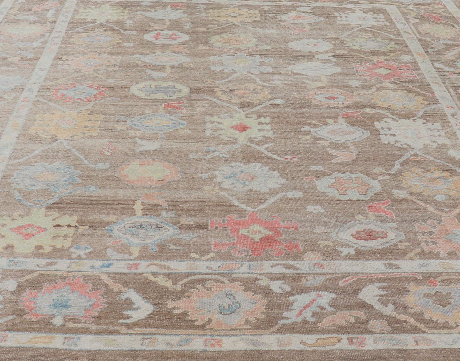 Lana Tappeto turco Oushak con design floreale all-over su campo marrone chiaro in vendita