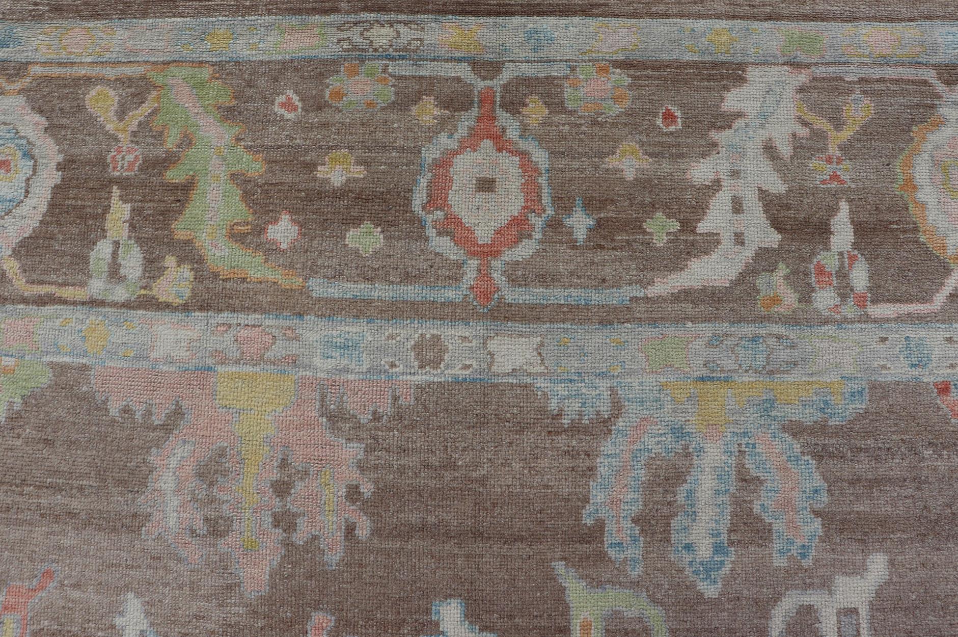 Türkischer Oushak-Teppich mit All-Over-Blumenmuster auf hellbraunem Feld im Angebot 2