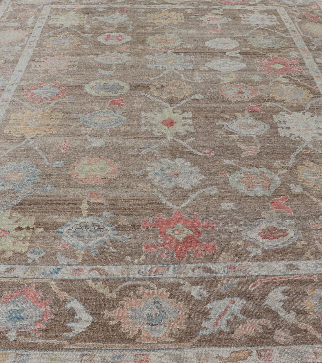 Tappeto turco Oushak con design floreale all-over su campo marrone chiaro in vendita 1