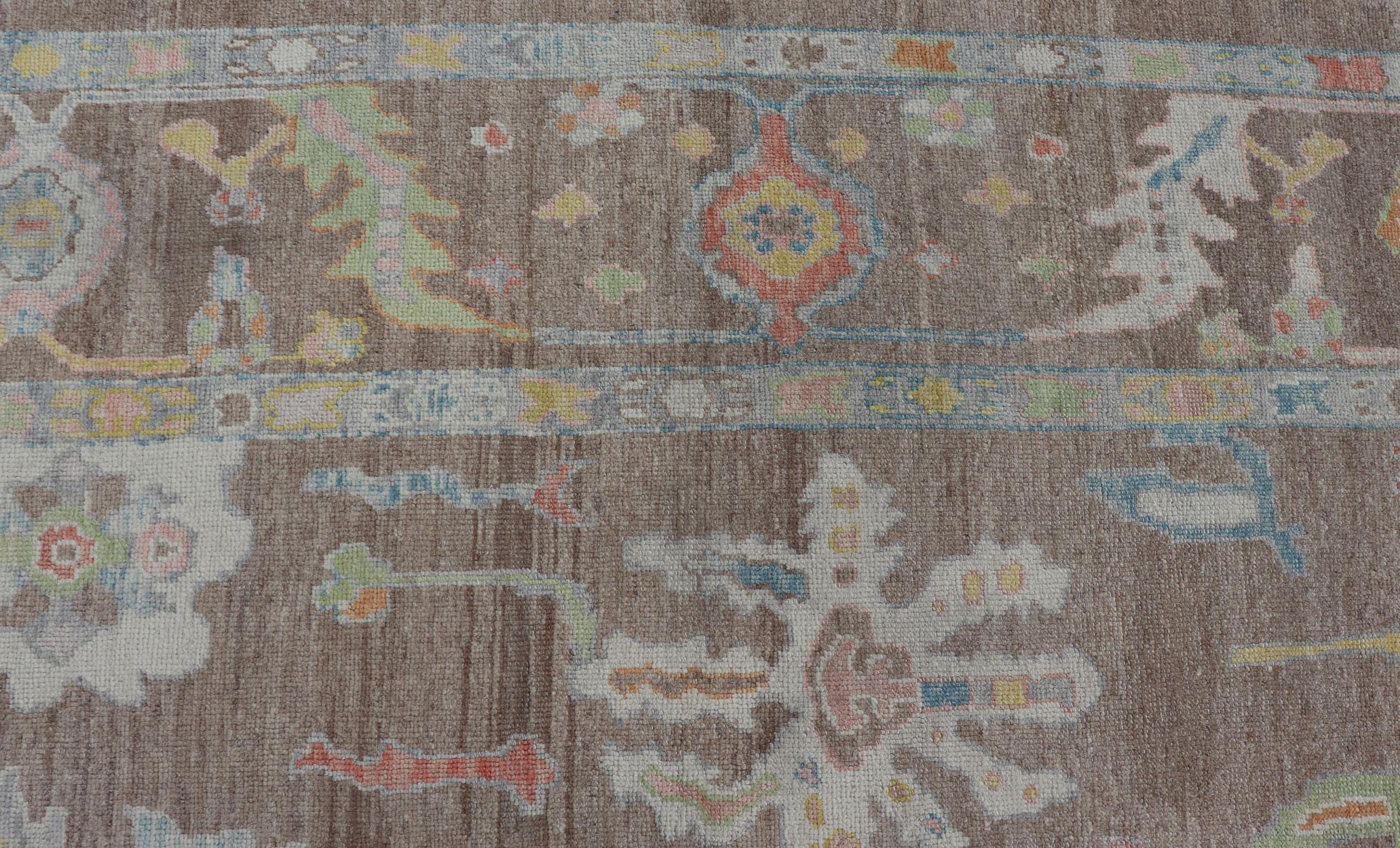 Türkischer Oushak-Teppich mit All-Over-Blumenmuster auf hellbraunem Feld im Angebot 3