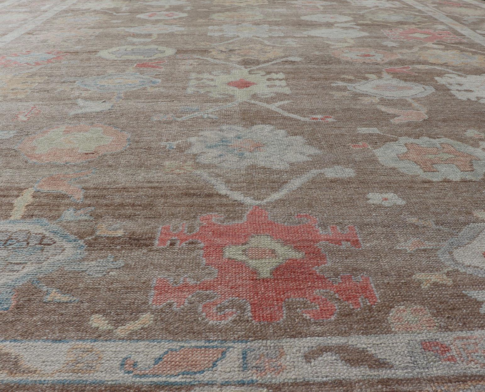 Tappeto turco Oushak con design floreale all-over su campo marrone chiaro in vendita 2