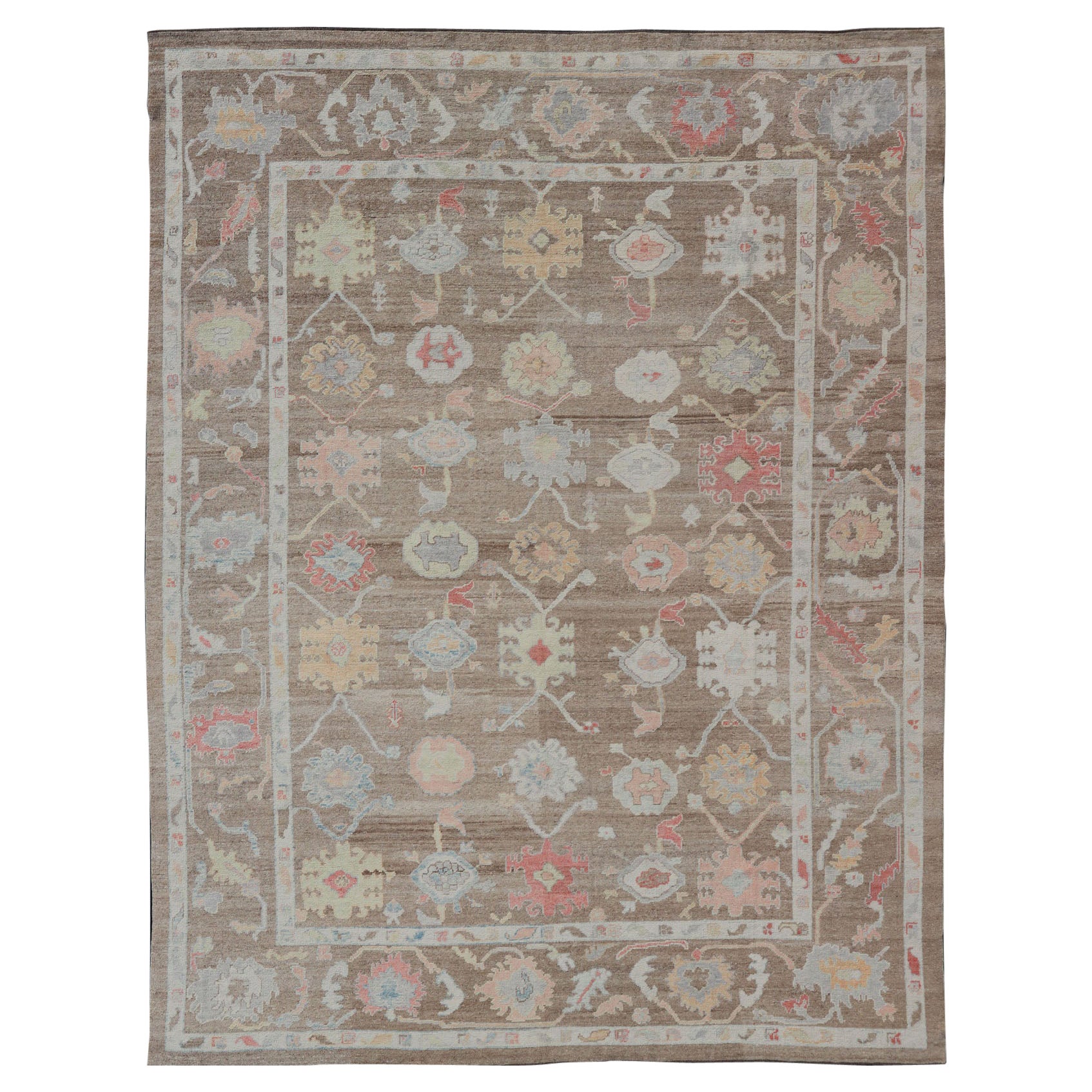 Türkischer Oushak-Teppich mit floralem All-Over-Design auf einem hellbraunen Feld