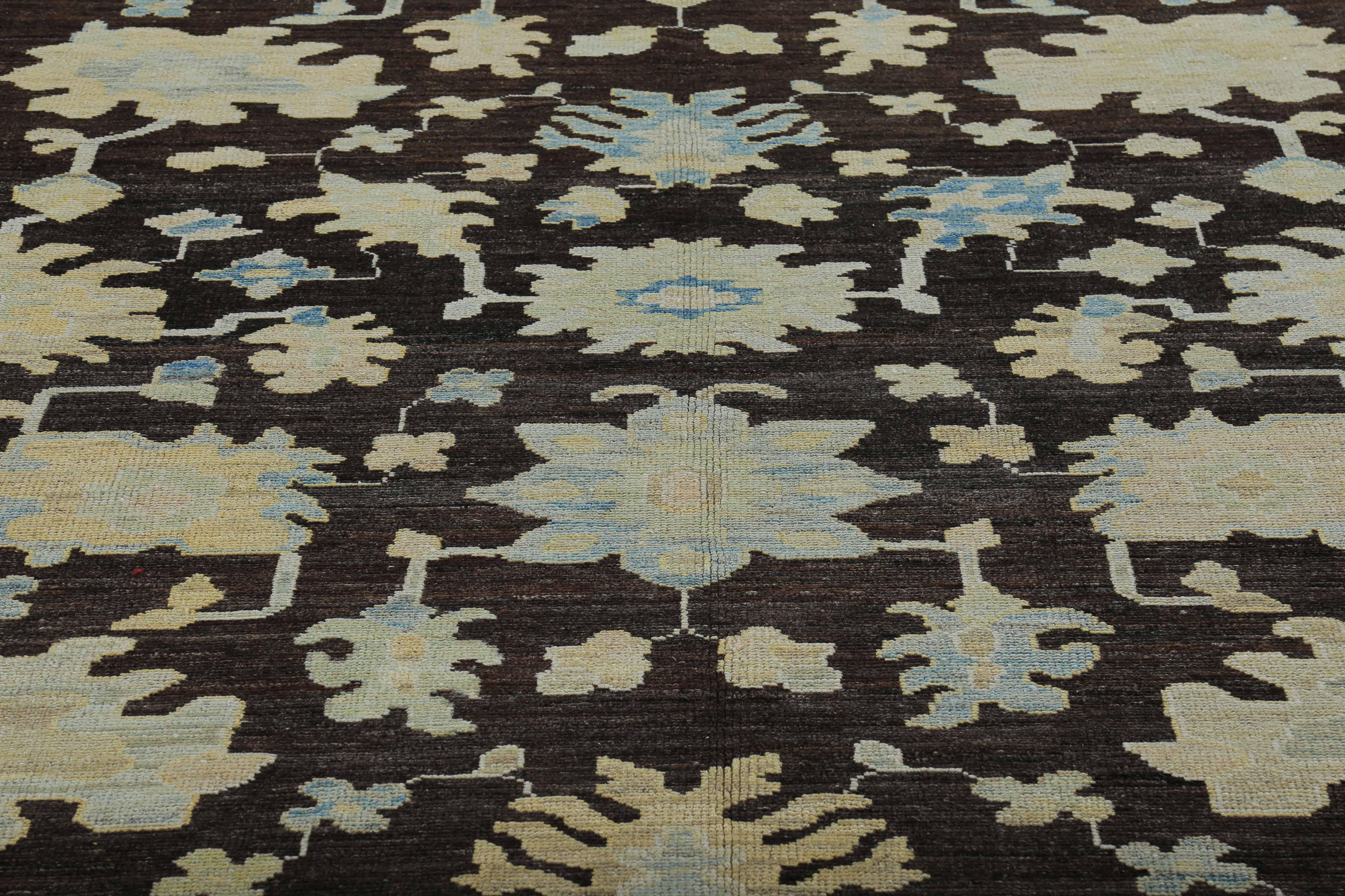 Türkischer Oushak-Teppich mit blauen und beigefarbenen Blumendetails auf dunkelbraunem Feld im Angebot 1