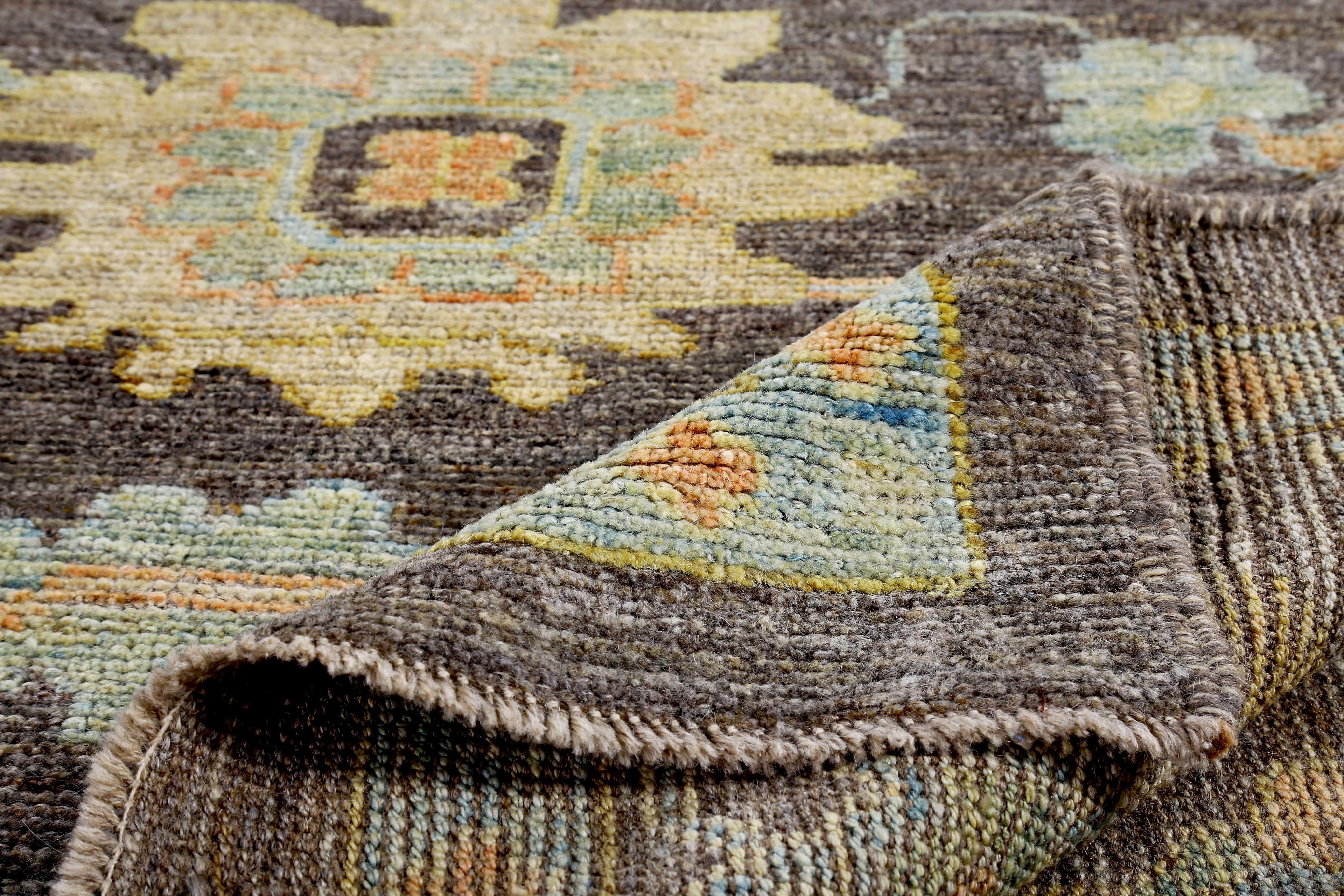 Türkischer Oushak-Teppich mit blauen und beigefarbenen Blumenmuster auf braunem Feld im Angebot 1